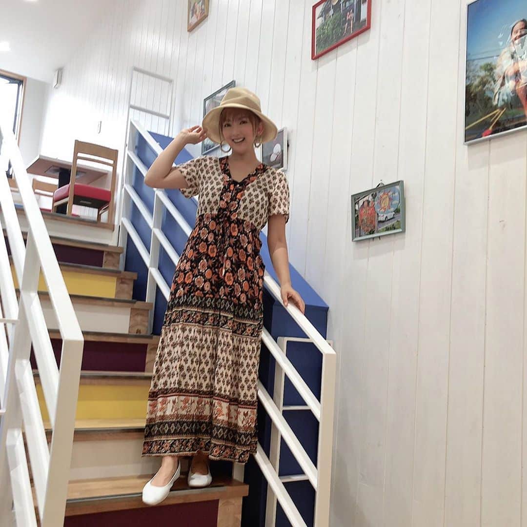 のインスタグラム：「山田まりやちゃん、いつもいろんなジンノビの帽子かぶってくれて嬉しい〜。 写真送ってくれました！ このワンピースとのコーデ、すごく好き。 可愛いなぁ。ずっと眺めていられる。  最近始めたまりやちゃんのYouTubeでもキャスケット紹介してくれてました。（私にとってはサプライズ！）ありがとう。  3ヶ月くらい会えていないけど、いつも思ってるし心の距離はいつも近い。  山田まりやちゃんのYouTube【ムネまりチャンネル】はほのぼの癒されます。まりやちゃんのInstagramのプロフィールから見られますよ。  #山田まりや　ちゃん #jinnobeatshitecassie  #hat #帽子コーデ #いつもありがとう」