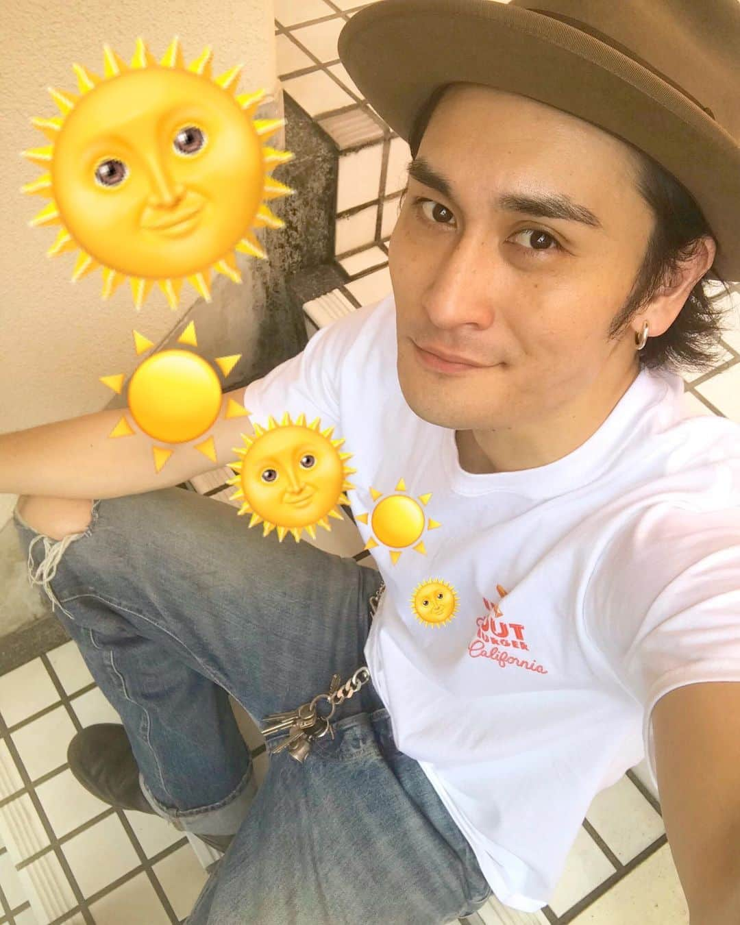 高木勝也さんのインスタグラム写真 - (高木勝也Instagram)「こんちはっ。﻿ ﻿ 今日も天気良いなっ！！！﻿ ﻿ 太陽出てるのが大好きなので﻿ テンション上がるんですが﻿ めちゃくちゃ暑がりなので﻿ 既に瀕死な毎日です＼(^-^)／笑﻿ ﻿ ここ最近は﻿ 仕事も少しずつ復帰してきてます。﻿ ﻿ またお知らせしますね。﻿ ﻿ もちろん﻿ どんな現場でもコロナ対策は抜群で！﻿ ﻿ 様々な方々が﻿ 万全の対策を考えながら﻿ 仕事をしていらっしゃる。﻿ ﻿ 僕らの仕事もそうだけど﻿ 普段とは違うスタイルでいないと﻿ いけないケースだらけだし﻿ 不便な時も多いですね。﻿ ﻿ でも。 まだまだ油断は出来ないし﻿ みんなで力を合わせて﻿ 楽しく頑張っていきましょうね！！！﻿﻿ ﻿ ここんとこずっと﻿ 本気で身体絞ってきたので﻿ コンディションがいい感じ。﻿ やっぱこん位の身軽さが良いな。﻿ ﻿ ではでは。﻿ ﻿ 体調には気をつけて良き日曜日をお過ごし下さいね(^^)﻿ ﻿ 写真は﻿ 着たかったTシャツを着れて﻿ 喜びが溢れた、とある日の一枚。笑 #haveaniceday」6月7日 12時08分 - katsuyoung__1128