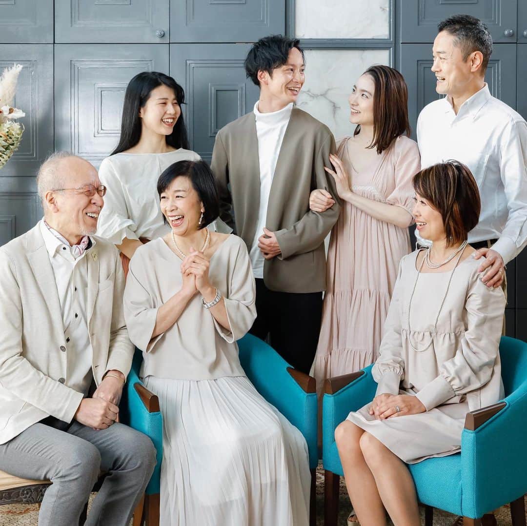 hacocoro weddingさんのインスタグラム写真 - (hacocoro weddingInstagram)「@hacocoro_wedding @yuinomono_ale . ＊家族との思い出を「カタチ」として残す＊ . . 成長とともに少なくなる家族との写真。 最後に家族写真を撮ったのはいつだったでしょうか？ . 感謝を伝える言葉は恥ずかしくて出なくても、 写真は、カメラの前に寄り添って集まるだけで その瞬間の生きた想いや表情を、形に残してくれます* . これから長い結婚生活の中で、ふとした瞬間に、 両家の繋がりを感じられるような そんな写真が、それぞれの家族との間に 存在してほしいと願っています♡ . . ---------------------------------------------- YUINOMONO note始めました！ このサービスを始めた背景や想いなどを 綴っています♡ □noteで検索👉YUINOMONO ---------------------------------------------- YUINOMONOでは ご家族の顔合わせの時間を 唯一のお料理とお写真、プランニングを通して 「家族」が、もっと「家族」になれるよう 一緒に最高の1日を創りあげます。 . . 今週末はYUINOMONOのイロイロを ご紹介していきます♪ ■ACCOUNT：@yuinomono_ale﻿ ■TEL：050-3823-6562 . =========YUINOMONO=========﻿ ﻿ 家族がつながる、新しい「顔合わせ」のカタチ﻿ ﻿ ============================﻿ ﻿結婚を決めたカップルも、﻿ そのご家族同士も、もっと気楽にもっと楽しく。﻿ せっかくなら、シェフが考える、﻿ 特別なメニューで思い出に彩りを。  ずっとリビングに飾りたくなるような﻿ 家族写真で絆を深めて。 ﻿ ２つの家族が、新たな１つの家族となる実感と喜びを、﻿ もっと感じられる体験があったら、、、﻿ そんな思いから、﻿新しい「顔合わせ」のサービス "YUINOMONO"はできました。  親も子も、みんなが気張らずに、  家族と家族の距離がぐっと近づく時間をお届けします。﻿ ------------------- ▽1.5次会、二次会はお任せください❁ お問い合わせはTOPから* >>>@hacocoro_wedding ------------------- ▽顔合わせ、家族婚についてはこちら❁ >>>@yuinomono_ale ------------------- #ココロつながる笑顔の連鎖 #wedding #artdirection #15次会 #花嫁DIY #パーティ #会費制ウエディング #幹事代行 #二次会代行 #ウエディングフォト #ウエディングプランナー #会場コーディネート #結婚式 #貸切会場 #貸切パーティー #プレ花嫁 #おしゃれさんと繋がりたい　 #家族 #結婚 #家族の時間 #顔合わせ準備　 #結納 #両家顔合わせ#結婚準備 #家族写真  #記念品#レストランウエディング #少人数婚 #家族写真撮影 #家族婚」6月7日 12時09分 - hacocoro_wedding