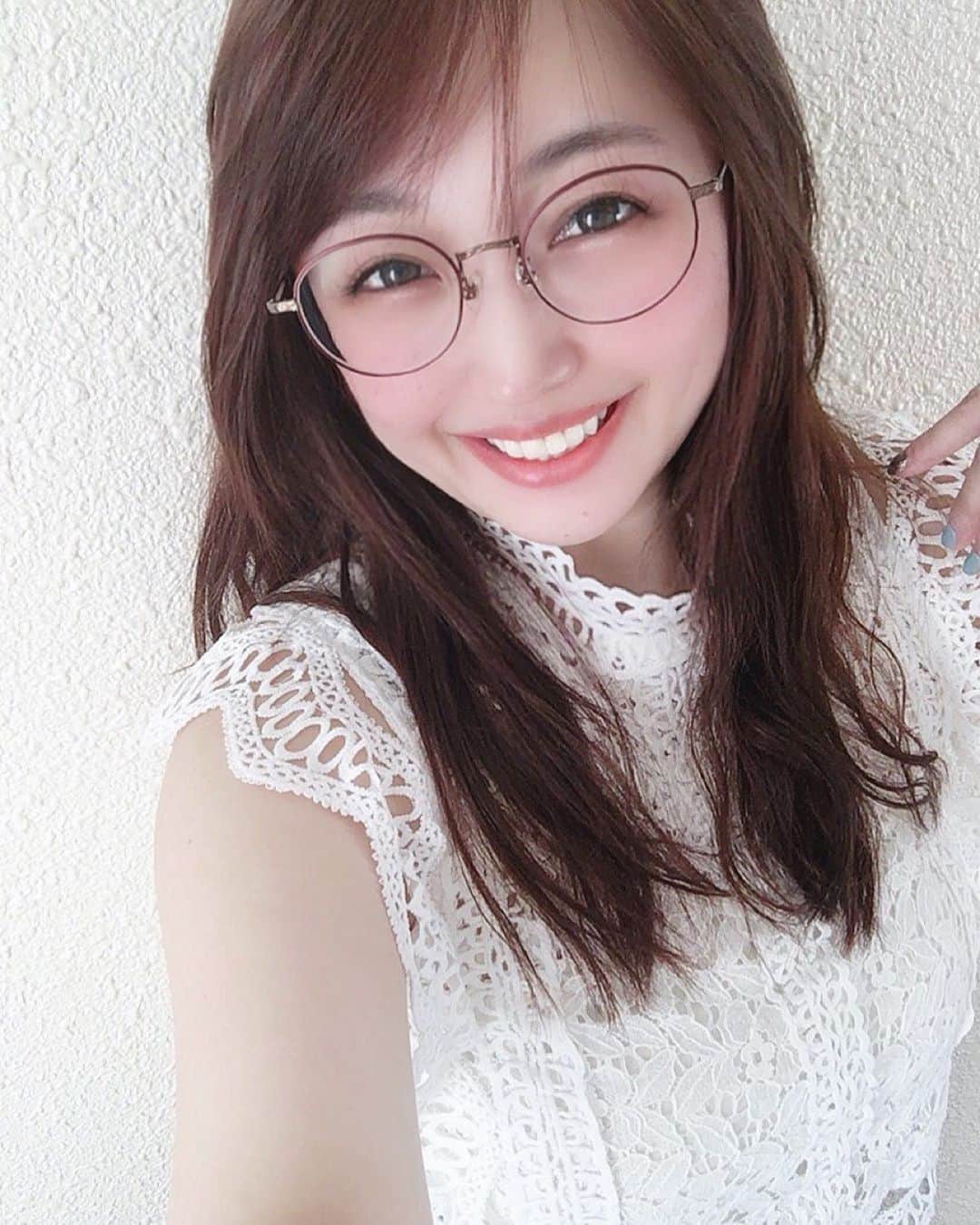 橋元優菜のインスタグラム：「オフショット📸  眼鏡はマイメガネ👓  #眼鏡女子 #メガネ女子 #アラサーコーデ #japanesemodel #女孩 #漂亮 #可爱 #タンクトップ #レーストップス #glassesgirl #眼鏡女孩 #美女navi #セミロングヘア #眼鏡っ娘 #ビジョナビ #笑顔 #jins #jinssnap」