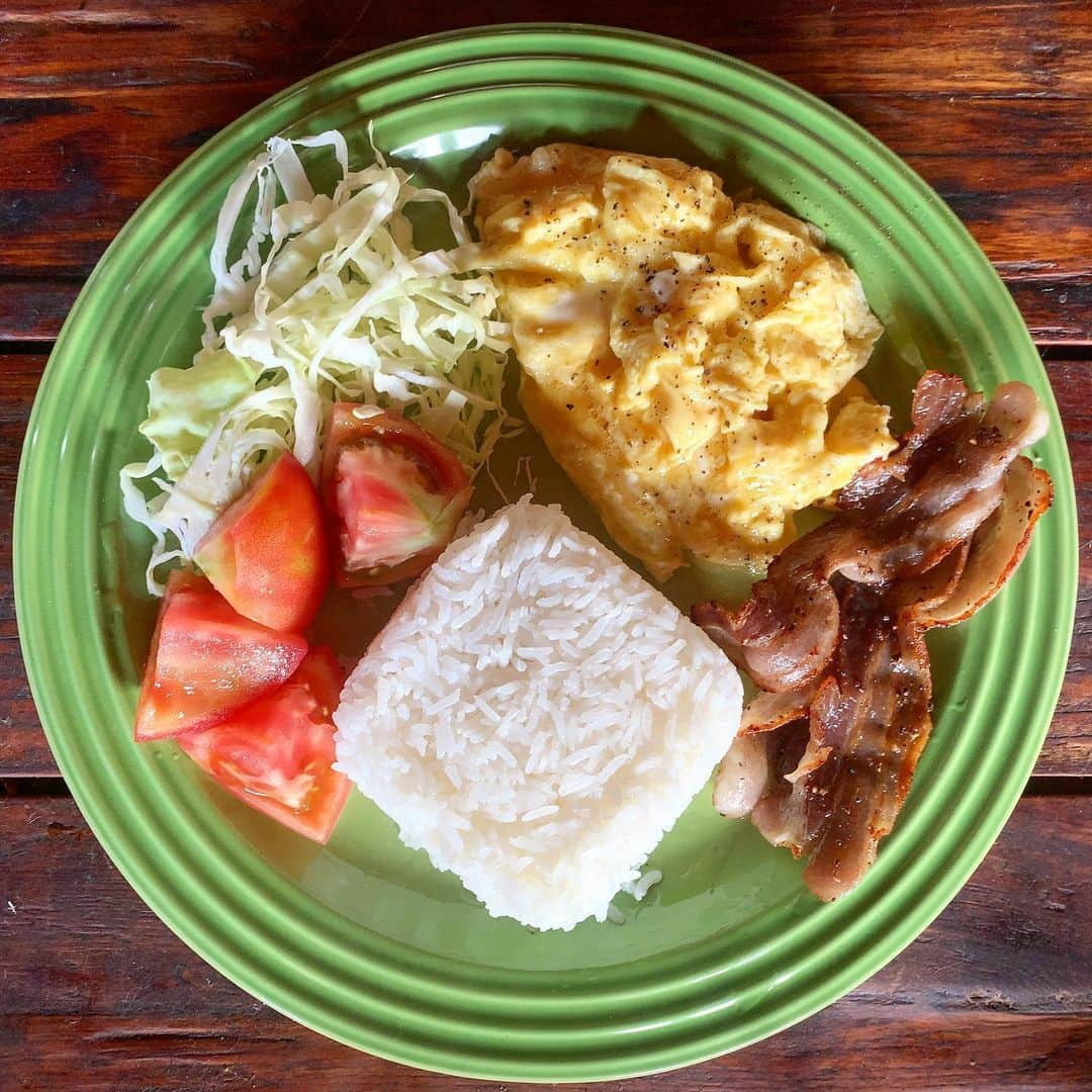 池内万作さんのインスタグラム写真 - (池内万作Instagram)「スクランブルエッグとベーコンとご飯。 ご飯はインドの長いお米。 香りが強くてかなり好き。 ベーコンは動物性の海苔っすなw さぁ、午後も頑張って一仕事しましょうかね〜。 #イケウチ家の食卓 #ビストロ万」6月7日 12時10分 - mandeshita