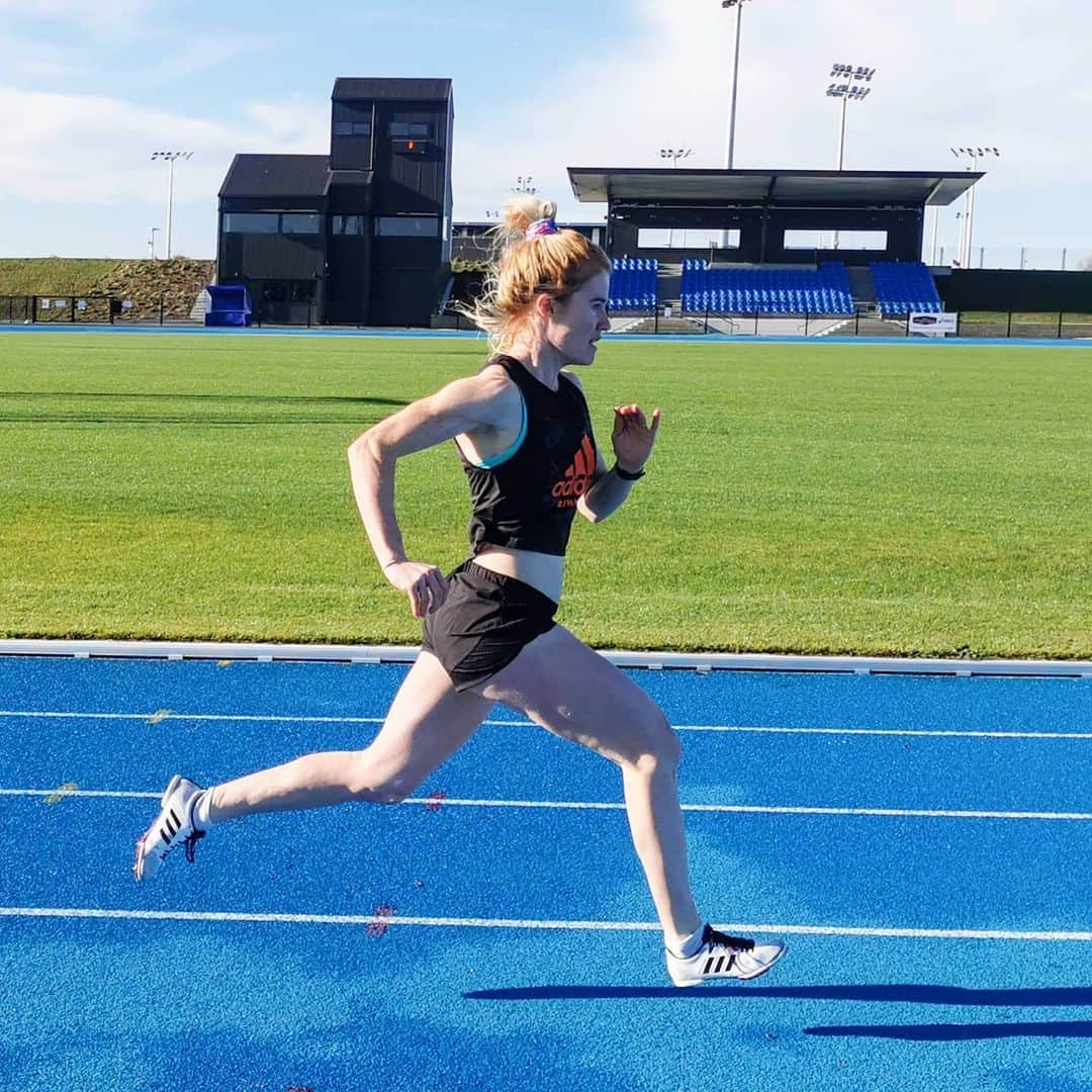 アンジェラ・ペティさんのインスタグラム写真 - (アンジェラ・ペティInstagram)「First sesh back on track in 3 months after it opening back up this week (post Covid-19)🏃‍♀️Man was it good to be back! Also loved the company 🏃‍♀️🏃‍♂️🏃‍♀️🏃‍♀️ #runnershigh #werkwerkwerk #trackandfield」6月7日 12時16分 - angie_run800m