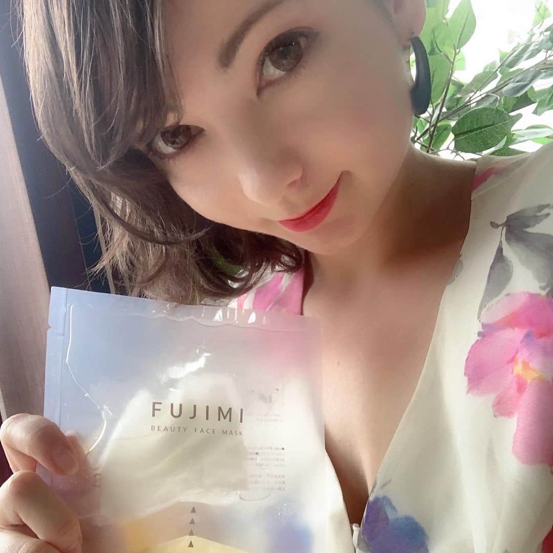 ミシェリマリコさんのインスタグラム写真 - (ミシェリマリコInstagram)「カスタマイズマスク‼️ * * * * * * 前回紹介したサプリと同じ @fujimi_official さんのフェイスマスク🎶✨ 20問位の質問に答えると自分専用のマスクを作ってくれるの🥺✨ パックは2層になってて、使う時3枚目の動画みたいに混ぜて使うよ🤩✨ たっぷり入ってるから私は残った分は全身にぬりぬり🎶 もっちりすべすべお肌になる🥺✨ 化粧ノリもこれ使うと全然違う😭✨ 素敵な商品😍 * * * * * * * * * * #fujimi #フェイスマスク #美肌 #美肌マスク #顔パック #カスタマイズマスク #コラーゲン #美肌づくり #美肌の秘密 #2層マスク #美容 #美容好きな人と繋がりたい #美意識 #美意識向上 #美意識向上委員会 #美意識向上中 #肌診断 #私専用 #潤い美肌 #潤い肌 #美意識アップ #アラサー美肌 #アラサー女子 #pr」6月7日 12時26分 - michellymariko