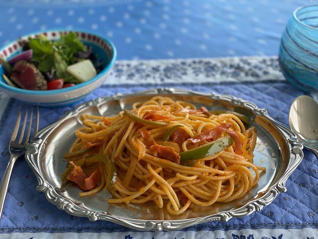 和央ようかさんのインスタグラム写真 - (和央ようかInstagram)「Spaghetti Napolitan 🍝( Japanese style pasta dish made with a sauce that is tomato ketchup based) yammy 😊Food nostalgia 😊Takako the chef 👩‍🍳 hahaha😀  昔懐かしの喫茶店の味ナポリタンスパゲティー🍝に挑戦😘トマトケチャップ🍅(ちょっとだけウスターソースも足したよ)懐かしの味。昭和感出したくて銀の皿を使ってみた😊)👍今度はオムライス作ってみたいな🤔😊 #takakonystylin🍎 #nyc🍎#i❤️my #lifestyle #nylife #spaghetti #napolitan #スパゲティー#ナポリタン#昭和らぶ#懐かしの味 #yokawao #和央ようか」6月7日 12時27分 - yokawao0215