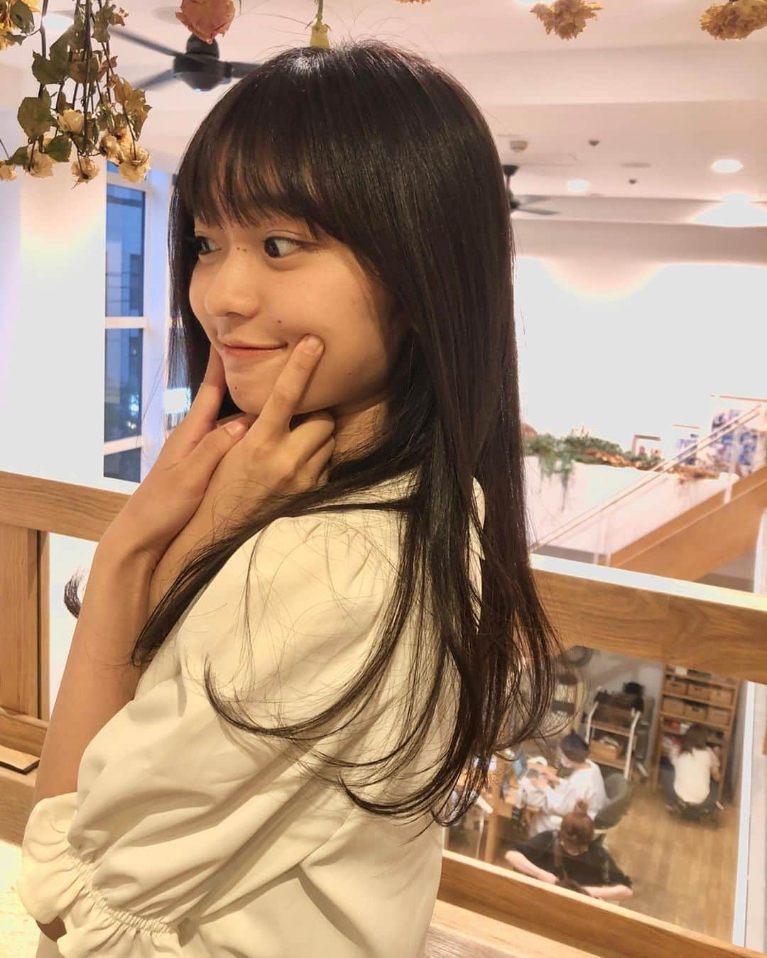 橋本乃依さんのインスタグラム写真 - (橋本乃依Instagram)「・ 自粛期間にかなり色落ちしてしまったので、カラーとトリートメントして頂いてきました〜☺︎☺︎ @manae_violet さんいつもありがとうございます！ オイルカラーで染めて頂いたので全然痛みがなくてうるうるです◡̈♥︎ Violetの皆さんとっても温かいので、毎回楽しい、、🥺 ・ ・ 2枚目以降ノンフィルターです☺︎ ・ #オイルカラー #ヘアスタイル #ヘアアレンジ #ヘアカラー #ヘアセット #カラー #アレンジ #ヘアサロン #髪型  #美容室 #hair #hairstyle #hairmake #hairarrange #haircolor」6月7日 12時39分 - noihashimoto_official