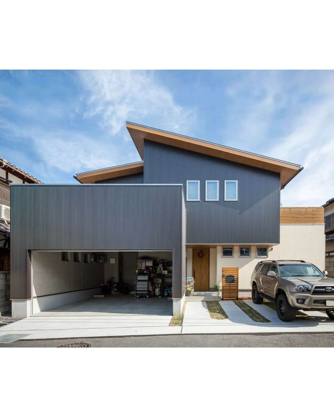 ルポハウス一級建築士事務所さんのインスタグラム写真 - (ルポハウス一級建築士事務所Instagram)「・ ・ ・ ・ 乗用車２台収容可能なビルトインガレージが圧巻のファサード。 ・ 重心の低いボリュームに架かるシャープな片流れの屋根のラインが印象をぐっと引き締めます。 ・ ・ ・ ルポハウスの施工事例をもっと見てみたい方は こちらまで☞ @reposhouse ・ #ルポハウス は#ちょっとかっこいい家 を"友人のために"という思いでつくっています。 ・ 一生に一度の#マイホーム。 「あなたにしかできない」×「ルポハウスだからできる」で、 私たちだけの#家づくり を思いっきり楽しんでみませんか？！ ・ ・ ・ #家 #インテリア #住宅 #注文住宅  #ライフスタイル  #新築一戸建て #住まい #シンプルな暮らし #デザイナーズ住宅 #一級建築士事務所 #設計事務所 #myhome #house #instahouse #design #滋賀 #大津 #草津 #栗東#外観デザイン #外観 #ビルトインガレージ #ガルバリウム外壁 #ガルバ#片流れ屋根」6月7日 12時33分 - reposhouse