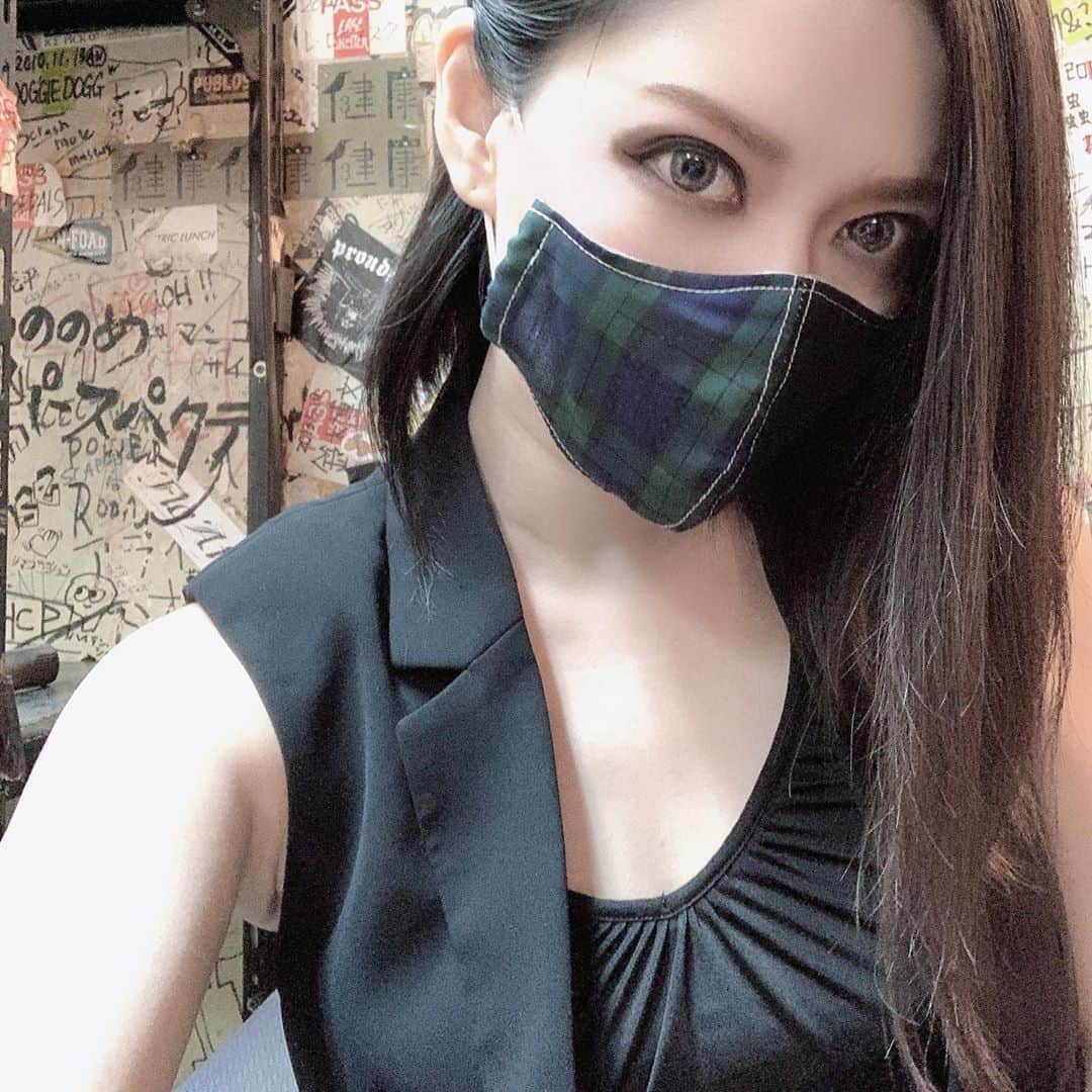 のインスタグラム：「昨晩は極東ファロスキッカーの配信ライブat新宿LOFTより。 目の前にお客様がいない状態はなんとも不思議な感覚でした。 いや…かつてツアー先でお客様ゼロの対バン相手のみフロアにいてくれているって事はあったけれども。笑 それとはまた違う、カメラのむこうにはみんながいて、そこに向けてライブのテンションを伝えなければならないというのが…テレビの音楽番組の演奏シーンに近いような、でも目の前にはライブハウスのがらんとしたフロアが広がっている、という。 ファロキは東京でしかライブをしていなかったので、配信ライブだと東京以外の地域の方にも観ていただけるというのはとても良いですね！ これからも今出来る事を模索していきまーす！ 写真は久々のステージメイク。時々は黒で塗り潰したくなりますよね。 #極東ファロスキッカー #ファロキ #新宿LOFT #keeptheloft #楽屋でもずっとマスク #こまめに手洗い #渦中の歌舞伎町なので #ご飯もテイクアウトして楽屋で食べました #打ち上げもなし #早く普通に飲みたいですね」
