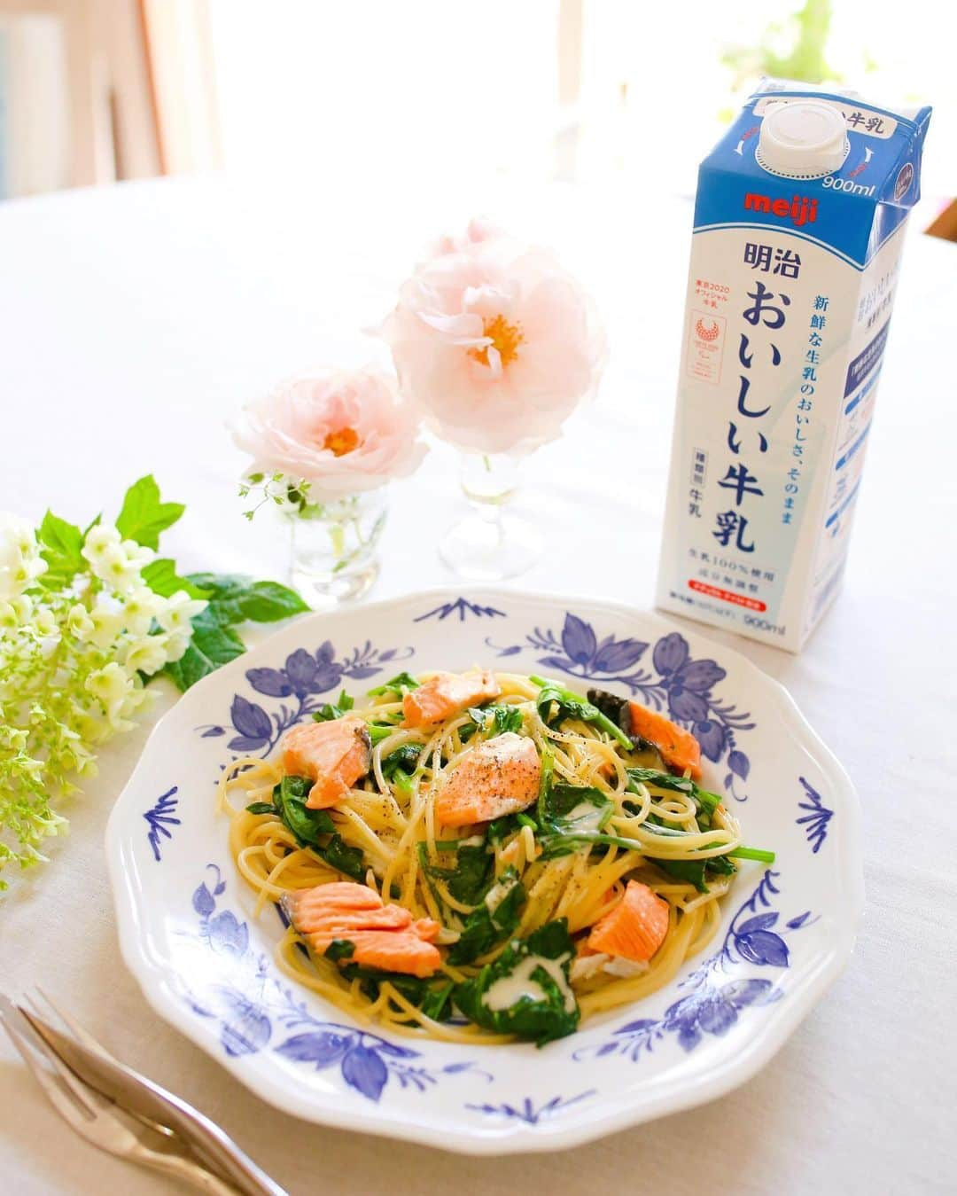 amiさんのインスタグラム写真 - (amiInstagram)「． I made milk pasta ． ランチに明治おいしい牛乳を使った  ミルクスパゲッティーをいただきました🍝 ． 6月1日は世界牛乳の日なんです🥛💕 （World Milk Day） （国連食糧農業機関（FAO）が提唱） ． 日本でも6月1日を"牛乳の日"そして  6月は「牛乳月間」と定められているん  ですよ〜🐮✨ （日本酪農乳業協会（現 Jミルク）により） ． そんな中で新型コロナウイルスの影響を  受け、牛乳が余ってしまっているので  牛乳を活用したレシピでフードロスを  抑えていきたいなぁと思って、ミルク  スパゲッティーを作りました🍝 ． ミルクスパゲッティーは初めて  作りましたが、ミルクのお味がパスタと  良くマッチングしていて、美味しい〜🥰 と 感動しました👏💕 濃厚&クリーミーでリピート決定です🥺 ． Twitterでも明治の公式アカウントで  キャンペーンやってますよ🥛 ⇩ ． 〜牛乳月間おうちごはん応援レシピ  キャンペーン〜 ． 明治おいしい牛乳のTwitter公式  アカウントをフォロー、対象の投稿を  リツイートしてくれた方の中から  抽選で1,000名様に豪華賞品をプレゼント！ ※8種類すべての投稿をリツイートすると  当選確率が8倍にアップ！ ． キャンペーン期間：2020年6月1日（月）10:00～ 2020年6月30日（火）15:00 ． ． 明治の公式サイトでレシピが見れるので  ぜひ作ってみてね〜💓 ． 6月は牛乳月間なので、 牛乳好きさんにぜひ作って  もらいたいなぁ♡ ． ． #牛乳アクション #明治おいしい牛乳#PR #明治#世界牛乳の日 #牛乳の日 #牛乳月間 #worldmilkday #おうちごはん #おうち時間 #stayhome#牛乳レシピ #ミルクレシピ #簡単レシピ #花のある幸せごはん#おうちカフェ#牛乳好き#牛乳レシピ」6月7日 12時36分 - amikuma1219