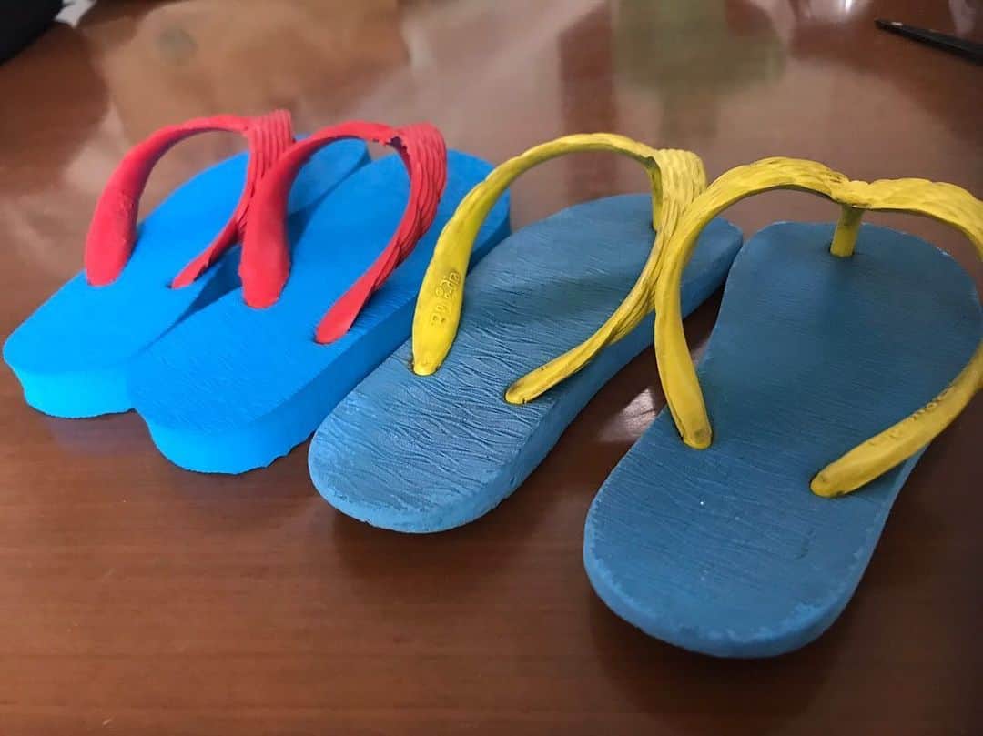 つるの剛士さんのインスタグラム写真 - (つるの剛士Instagram)「‪息子が歩き始めてからずっと履き続けたビーサン（右）と、新しく買ったビーサン（左）の差。‬ #しゃっちょ #年中ビーサン #パパも年中　#ギョサン」6月7日 12時36分 - takeshi__tsuruno