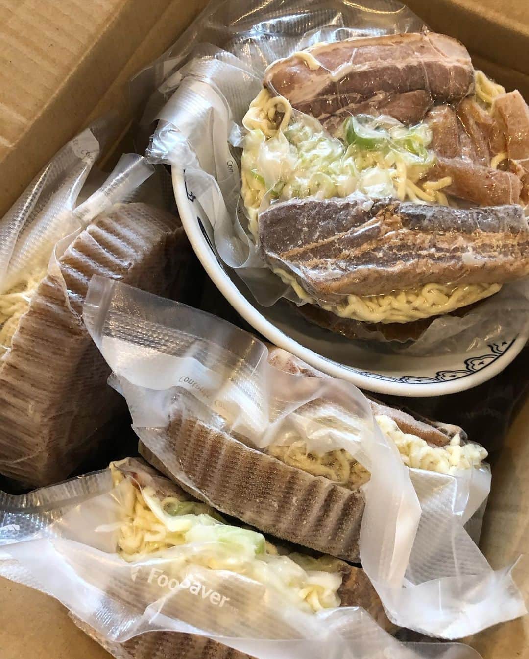 甘糟記子さんのインスタグラム写真 - (甘糟記子Instagram)「お友達がばんからの冷凍ラーメンを送ってくれました！！ しかも器つき！(≧∀≦) 丼に入れて、レンジで14分。  ラーメン屋さんの味〜！！ ばんからの角煮、めっちゃ美味しい！！ 子供たちも美味しい！美味しい！ってペロッと食べてたよ！  こんな美味しいラーメンがお取り寄せして家で食べられるなんて幸せ〜！ ありがとう(๑>◡<๑)  #ばんから #ばんからラーメン#お取り寄せ#お取り寄せの達人#冷凍ラーメン」6月7日 12時36分 - norihey924