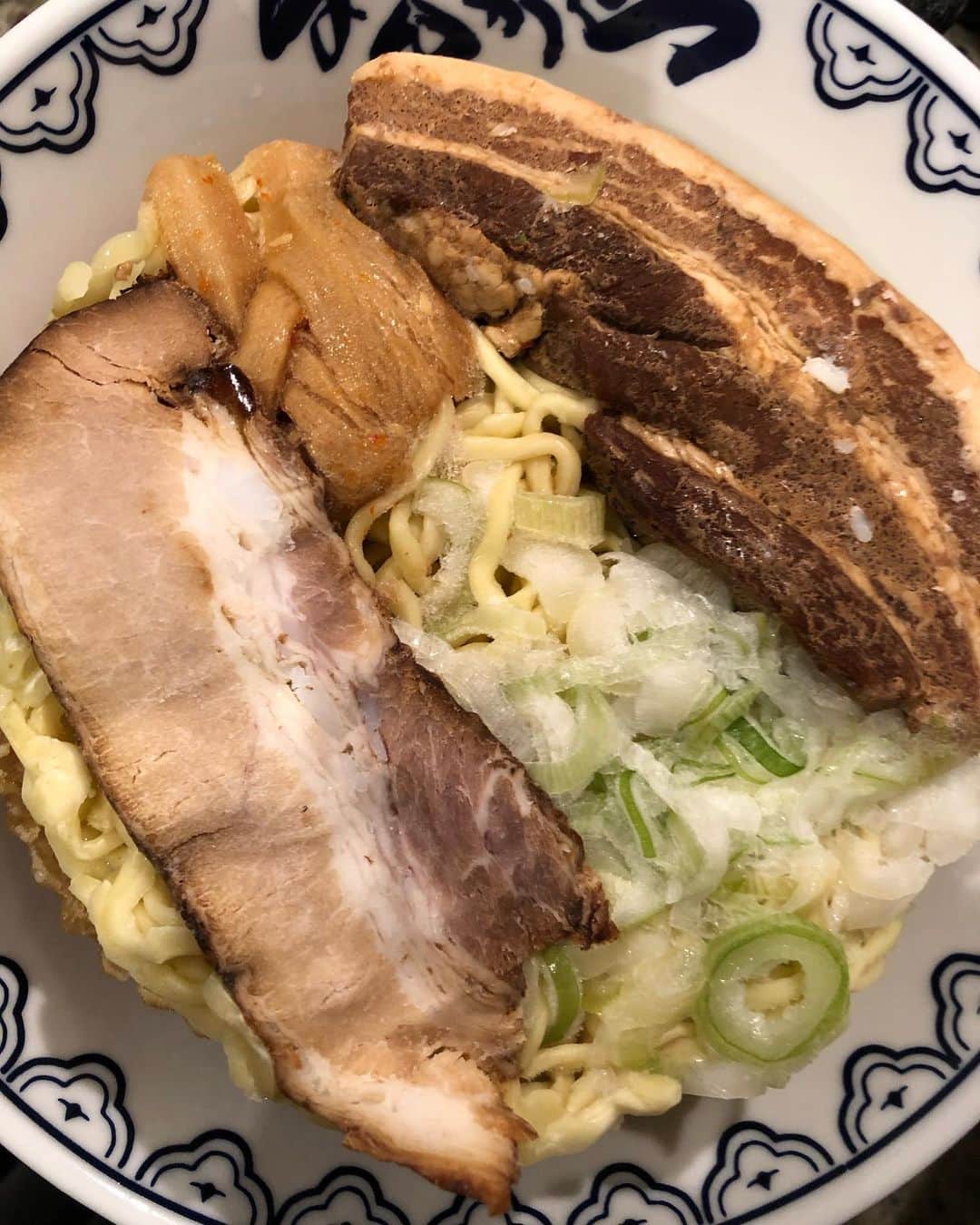 甘糟記子さんのインスタグラム写真 - (甘糟記子Instagram)「お友達がばんからの冷凍ラーメンを送ってくれました！！ しかも器つき！(≧∀≦) 丼に入れて、レンジで14分。  ラーメン屋さんの味〜！！ ばんからの角煮、めっちゃ美味しい！！ 子供たちも美味しい！美味しい！ってペロッと食べてたよ！  こんな美味しいラーメンがお取り寄せして家で食べられるなんて幸せ〜！ ありがとう(๑>◡<๑)  #ばんから #ばんからラーメン#お取り寄せ#お取り寄せの達人#冷凍ラーメン」6月7日 12時36分 - norihey924