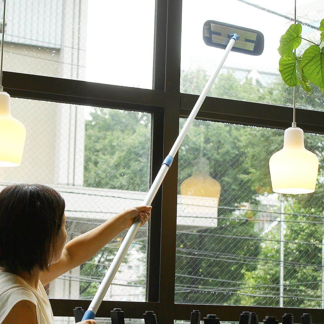 ecomfort（エコンフォート）さんのインスタグラム写真 - (ecomfort（エコンフォート）Instagram)「MQ・Duotexのプレミアムモップを使っている方も多いはず！ 確かに品質も良く、効果も高く、誰からも愛される商品  家庭でも使いやすい30cmグレーの色は 日本限定！ecomfortオリジナルです！  高い窓も簡単に掃除できます！  47cmのサイズはお店やオフィスなどでも使いやすいサイズです . . ◎ プレミアムモップセット　30cm　ブルー&グレー 価格:¥10,450 (税込) . ◎プレミアムモップセット　47cm　ブルー 価格:¥12,100 (税込) . . . ✎プロフィールから詳しいサイズやお値段などの情報をご覧頂けます→@ecomfort_eoct . #ecomforthouse🏠 宮下織絵  #エコンフォート #ecomfortHouse #サスティナブル #サスティナブルショップ #エコ　#サスティナブルな暮らし #暮らしを楽しむ #丁寧な暮らし #おうち時間をもっと快適に　#おうち時間をもっとたのしく #おうち時間 #テレワーク #リモートワーク #在宅勤務　#北欧 #今日の買い物が未来を変える #ホームデトックス　#こそうじ #小掃除 #毎日こそうじ #すっきり暮らす　#MQDuotex #エムキューデュオテックス #プレミアムモップ  #ケミカルフリー  #水でお掃除 #ナチュラルクリーニング #ナチュラル志向  #掃除好き」6月7日 12時44分 - ecomfort_eoct