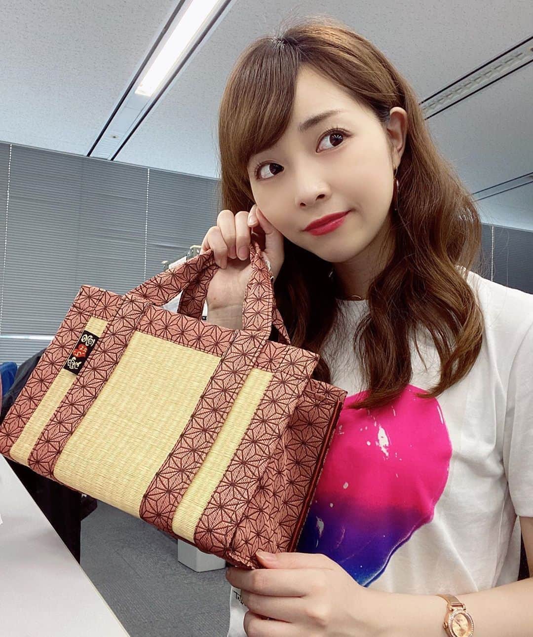 のインスタグラム：「#清川村 の#加藤畳店 からいただいたバックに、ニュース道具を入れたらピッタリ💯💜 。 番組の時につけてた #鬼滅の刃 風マスク も可愛い💙💞 。 #禰豆子#風#畳#バック#かばん#かばんの中身#は#仕事道具#マスク#kimetsunoyaiba#bag#tatami#madeinjapan」