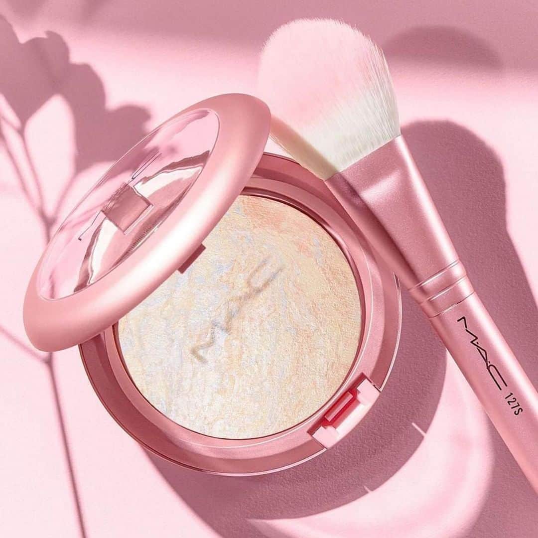 M∙A∙C Cosmetics Japanのインスタグラム：「【公式オンラインショップ限定 再入荷中】人気のハイライト、ライトスカペードも限定のピンクパッケージで登場🌸✨ ㅤ スペシャルキャンペーン開催中！ M･A･C公式オンラインショップ限定 お好きなM･A･C製品を8,250円(税込)ご購入の方へ、ミニサイズのリップスティック (1.8g)の人気カラー「チリ」をプレゼント致します！ ㅤ ※お1人様1会計につき1回までとさせて頂きます ※無くなり次第終了 ㅤ ㅤ ✅6月8日(月) 午前11時 M･A･C公式ショップ 楽天市場店にてPetal Powerコレクションの一部製品を再発売いたします。システムの影響により、発売が多少前後する可能性がございます。何卒ご了承ください。 ㅤㅤ 【公式オンラインショップ限定特典】 ☑︎初回ご購入のお客様へ10% OFFクーポンをプレゼント（クーポンコードwelcome） ㅤ #MACPetalPower#MACペタルパワー#MACCosmeticsJapan#MACCosmetics#MAC#MACコスメ#メイク好き#デパコス#新作コスメ#限定コスメ#春メイク#血色感#血色メイク#抜け感メイク#抜け感#コスメ記録#コスメマニア#艶肌メイク#マックコスメ#限定コスメ#ハイライト#夏メイク」