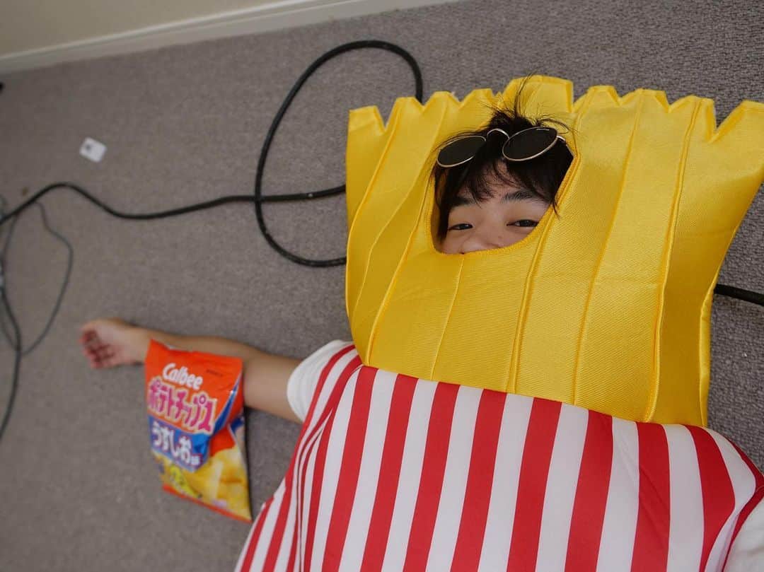 すしらーめん《りく》のインスタグラム：「【スクープ】ポテトフライL、ポテチとの浮気が発覚‼︎ #ポテト #potato」