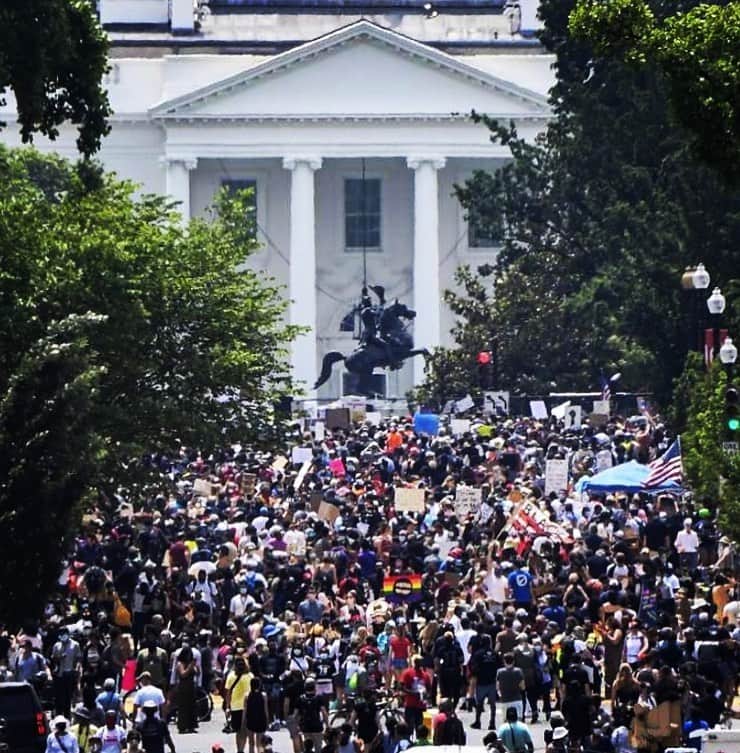 パトリック・ファビアンさんのインスタグラム写真 - (パトリック・ファビアンInstagram)「The People’s House . . #PeacefulProtest #America #RightToAssemble #firstamendment  #blacklivesmatter ✊✊🏽✊🏿✊🏻」6月7日 13時03分 - mrpatrickfabian