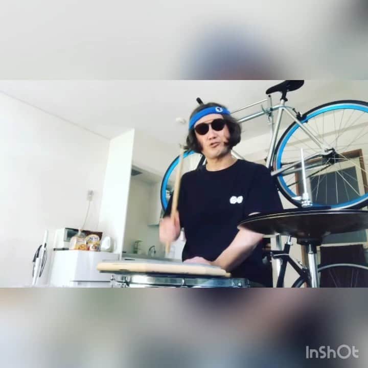 おたこぷーのインスタグラム：「自宅ドラム漫談　プー&ムーのネタ(ドラムver) 何度もすんません🙇‍♂️相方のセリフ入れてわかりやすく編集しました。 #ドラム #ネタ #おうち時間 #編集」