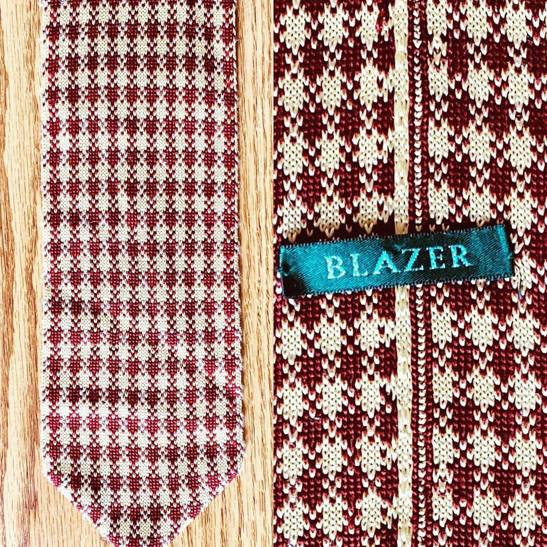 スティーヴン・フライのインスタグラム：「This is a story of a whole human enterprise that – even in the age of the internet, cloud storage, universal archiving and instant knowledge retrieval – has completely disappeared. All because of its name.  Once there was a retail menswear chain called Blazer. None of what follows would be true if they had called themselves Blennerhasset and Jones, or Popjoy and Co, or Wheedon and Weekes, or even Blaizer, but no, they called themselves Blazer and so they have disappeared.  I liked Blazer. You might regard them as a kind of forerunner of @hackettlondon (of whom more on another episode of #fryties) – they sold slightly preppy menswear, not overwhelmingly Sloaney as we used to say back in the 80s, but with a definite air that mixed Fulham-Chelsea urban with Home Counties rural. They aimed their merchandise at a wider audience however. The clothes were not too pricey, and their stores were in Covent Garden, not Knightsbridge or the King’s Road. At least, that’s how I remember it. As companies do if they misplay their hands, or if the cards don’t fall right for them – Blazer disappeared. One day they were a feature of the High Street, the next they had gone.  And because they called themselves Blazer they are an absolute BASTARD to search for online. I have tried to glean something of their history, but type in “Blazer stores”, ”Blazer Ltd”, “Blazer and Co”, “Blazer Covent Garden” - anything like that and you are returned hundreds of pages of links to shops online and off that sell … well, yes – blazers.  Maybe someone reading this once worked for Blazer, or knows something of their history. All I can say is that they sold damned fine gear in their day and I miss them. Maybe they were taken over. If only they’ve been called Hipkiss and Welch or Winklefoam and Beadle, be so easy to check their history. Ah well – as the poet Whittier sighed “Of all sad words of tongue and pen, The saddest are ‘It Might Have Been.’” Still, this cream and maroon dogtooth item in knitted silk wouldn’t shame anyone’s collar. Would go well in the summer months with … a blazer.」