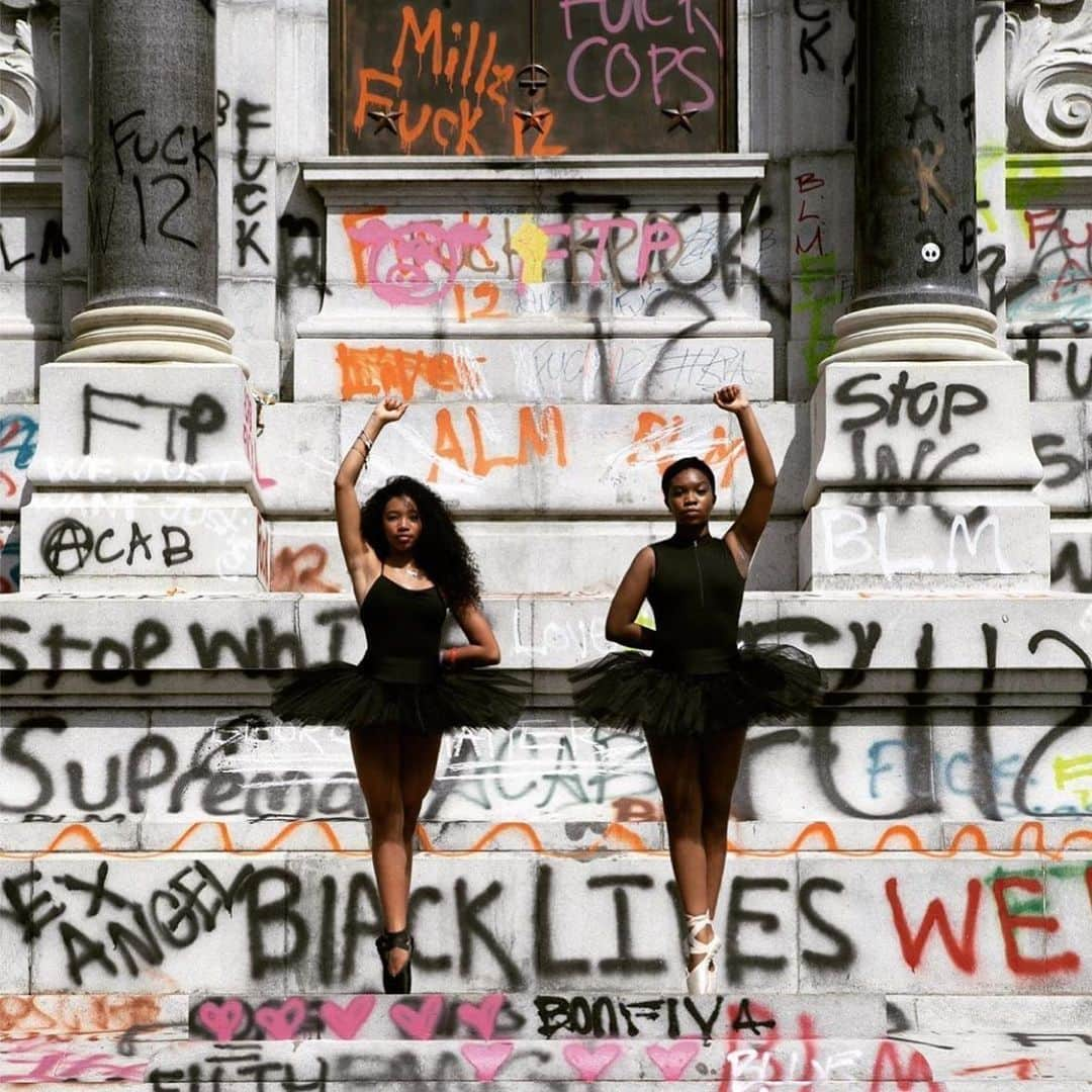 アマンダ・デ・カディネットさんのインスタグラム写真 - (アマンダ・デ・カディネットInstagram)「Ballerinas Kennedy George, 14, left, and Ava Holloway, 14, pose in front of a monument of Confederate general Robert E. Lee. They told me the dance community is about joy and collaboration and they were out today to do just that. “We’re moving forward,” George said. PHOTO by @junglebrother  Repost from @juliarendleman @reuters . #rva #blacklivesmatter #blackgirlsdance」6月7日 13時21分 - amandadecadenet