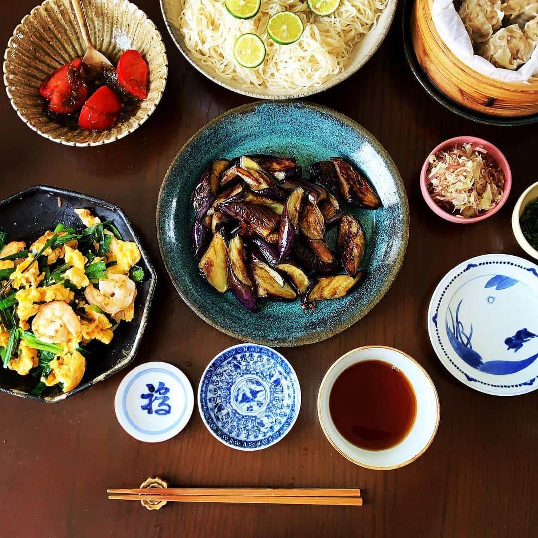 志摩有子さんのインスタグラム写真 - (志摩有子Instagram)「気温が一気に上昇。今年初の素麺ランチ。 素麺は氷水でキュッと締めて。 茄子の胡麻油炒めと焼売、もずく酢トマトがデフォルト。今日は海老入りのニラ玉もサービス。夏が来た！  #素麺　#素麺ランチ #写真を撮る前に食べ始めちゃった」6月7日 13時26分 - ariko418