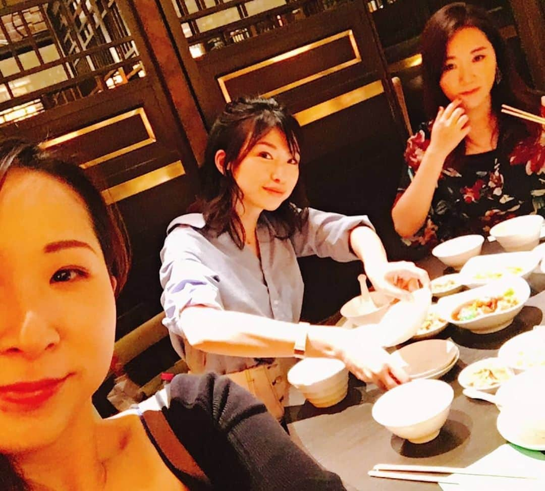 高見こころさんのインスタグラム写真 - (高見こころInstagram)「お友達とランチ🍴💕 久しぶりに外に出てランチということで  贅沢な中華ランチを堪能しました✨  シェアして色んなおかずをちょこちょこ食い😋  食後のデザートは梅田の景色が眺められるカフェでスイーツタイム🧁  永遠と喋ってました笑  マスク、暑いね〜😷💦 #久しぶりの外食 #梅田ランチ #ヒルトンホテル大阪 #中華ランチ #超人気店 #長蛇の列 #ソーシャルディスタンス  #眺めがいいカフェ #高校時代の友達  #マスク #暑いの苦手 #困ったもんだ」6月7日 13時41分 - cocoro_takami