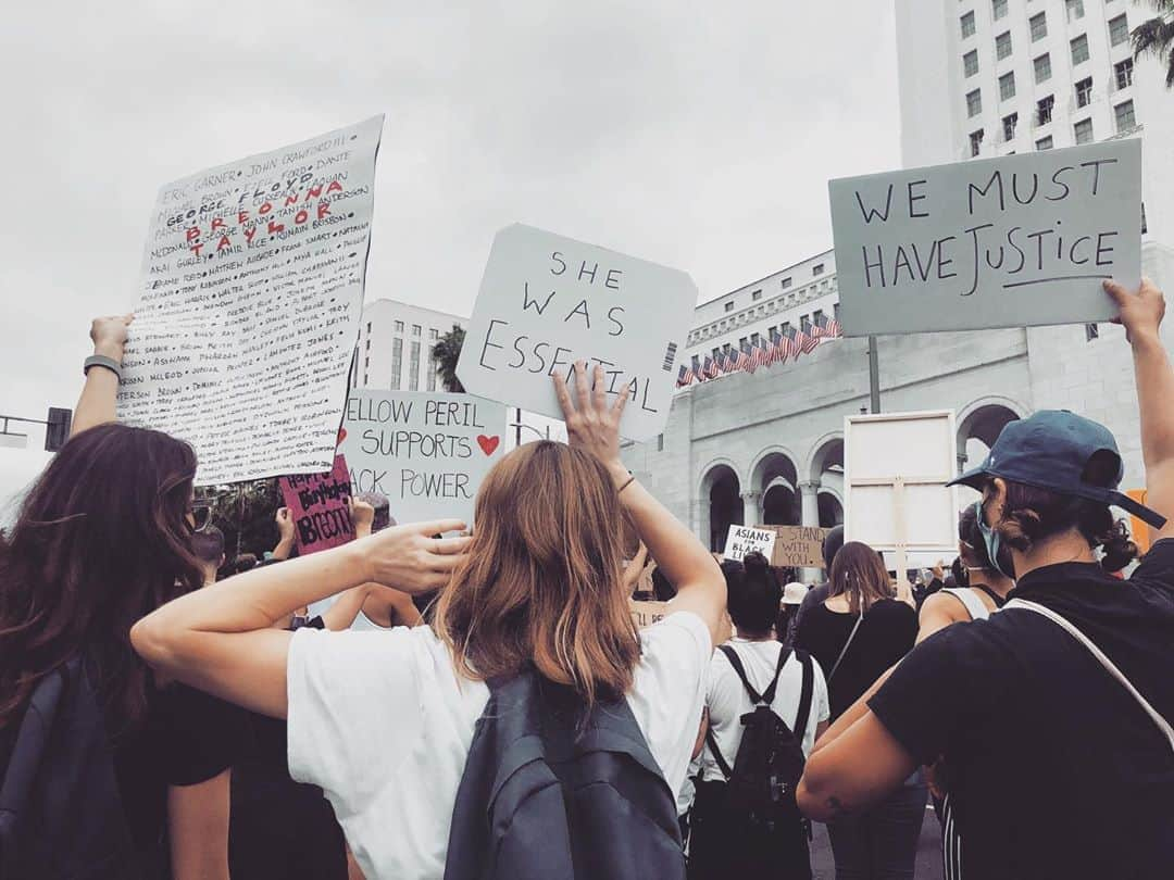 トローヤン・ベリサリオさんのインスタグラム写真 - (トローヤン・ベリサリオInstagram)「Proud to stand yesterday and today with you #blm. I will Keep going. This is not a moment. It’s a movement. Tomorrow is another day. Tomorrow we stand again.」6月7日 13時39分 - sleepinthegardn