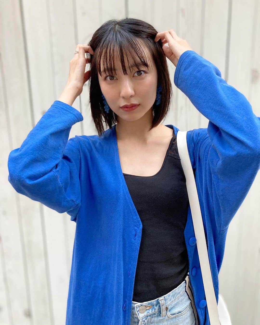 小島梨里杏さんのインスタグラム写真 - (小島梨里杏Instagram)「ブルーの日🧒🏻🤍💙 . . 白のバックはふみちゃとりほが誕生日プレゼントでくれて、イヤリングはしほたんの。うれし🐼🐰」6月7日 13時44分 - r_riria