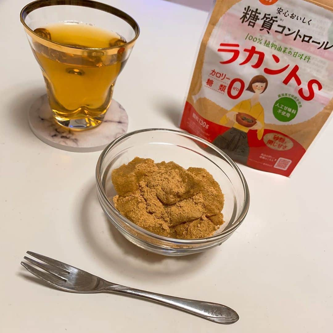 jun fitnessさんのインスタグラム写真 - (jun fitnessInstagram)「・ 【 #3D糖質オフ レシピ 】 サイリウムわらび餅👩‍🍳 ・ これは私のレシピという訳ではないのですが、 ダイエット時の間食にピッタリ❣️ 超低カロリースイーツで、最近とっても活用してます✨ ・ 砂糖不使用だけど、 味も普通のわらび餅と全然変わらないくらい、 超美味しいです☺️ ・ ・ 材料は、 ⭐︎サイリウム（オオバコ） ⭐︎水 ⭐︎きな粉 ⭐︎ラカント たった4つで超簡単にすぐ出来ます💕 ・ 『サイリウム わらび餅』でネット検索すれば レシピ出て来ますので、是非試してみてくださいー🙇‍♀️ ・ ・ ・ ・ #diet#fitness#healthy#recipe#cooking#sweets #ダイエット#筋トレ#フィットネス女子#タンパク質#糖質オフ#ボディメイク#出版#書籍#ダイエット本#Amazon1位#モチベーション#レシピ本#料理本#ヘルシー#低脂質#超簡単#スイーツ#わらび餅#サイリウムわらび餅#低カロリー#砂糖不使用 #3日間糖質リセットレシピ」6月7日 13時45分 - jjfitness44