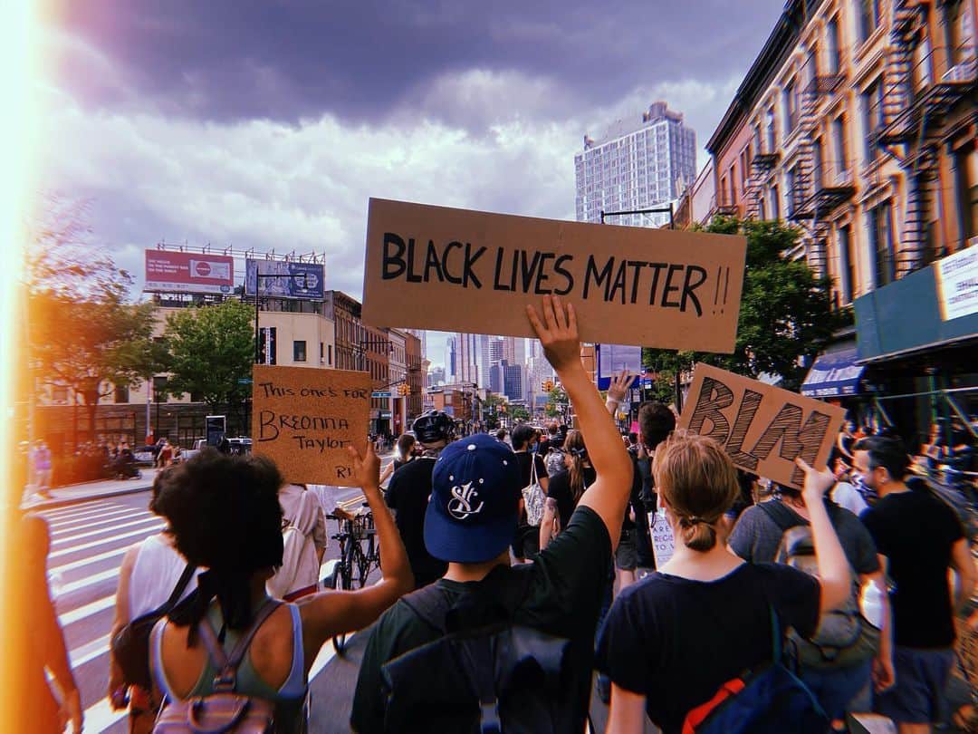 のインスタグラム：「今日初めてブルックリンでBlack Lives Matterのデモに参加できました。とても平和的でありつつ、あまりの熱量に圧倒されるばかりでした。今アメリカはコロナだけじゃなく黒人の差別問題にも立ち上がっていて、日常とは程遠いですが、この瞬間、この時代にここニューヨークにいることができて、僕は本当に幸せだと思っています。なぜなら毎日たくさん、色んな問題に向き合って、じっくりと考えることができるからです。差別とは何なのか、アメリカが抱えている問題は何なのか、僕自身が抱えている問題は何なのか、そして自分に何ができるのか。個人でできることは小さく思えますが、それが周りの身近な人につながって、そこから自分の知らないコミュニティに広がって、やがて大きな波に繋がっていく。時代が変わるっていうのは、きっとそんなものなのだと思います。」