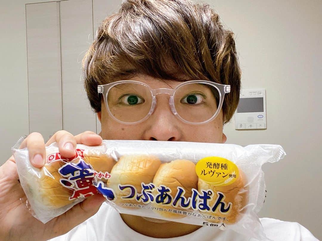渋谷ジャパンのインスタグラム：「このヤマザキパン昔っから食べてるなあ〜！！母親がよく食べてた笑 最近は作業の合間に食べてます！！ #ヤマザキパン #おうちでおやつパン #おうち時間 #薄皮つぶあんぱん #PR」