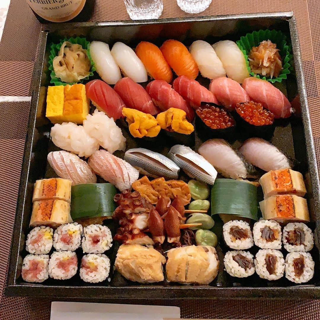 のインスタグラム：「お鮨🍣😘❤️ #stayhome #テイクアウト #鮨鯛良 #sushi」