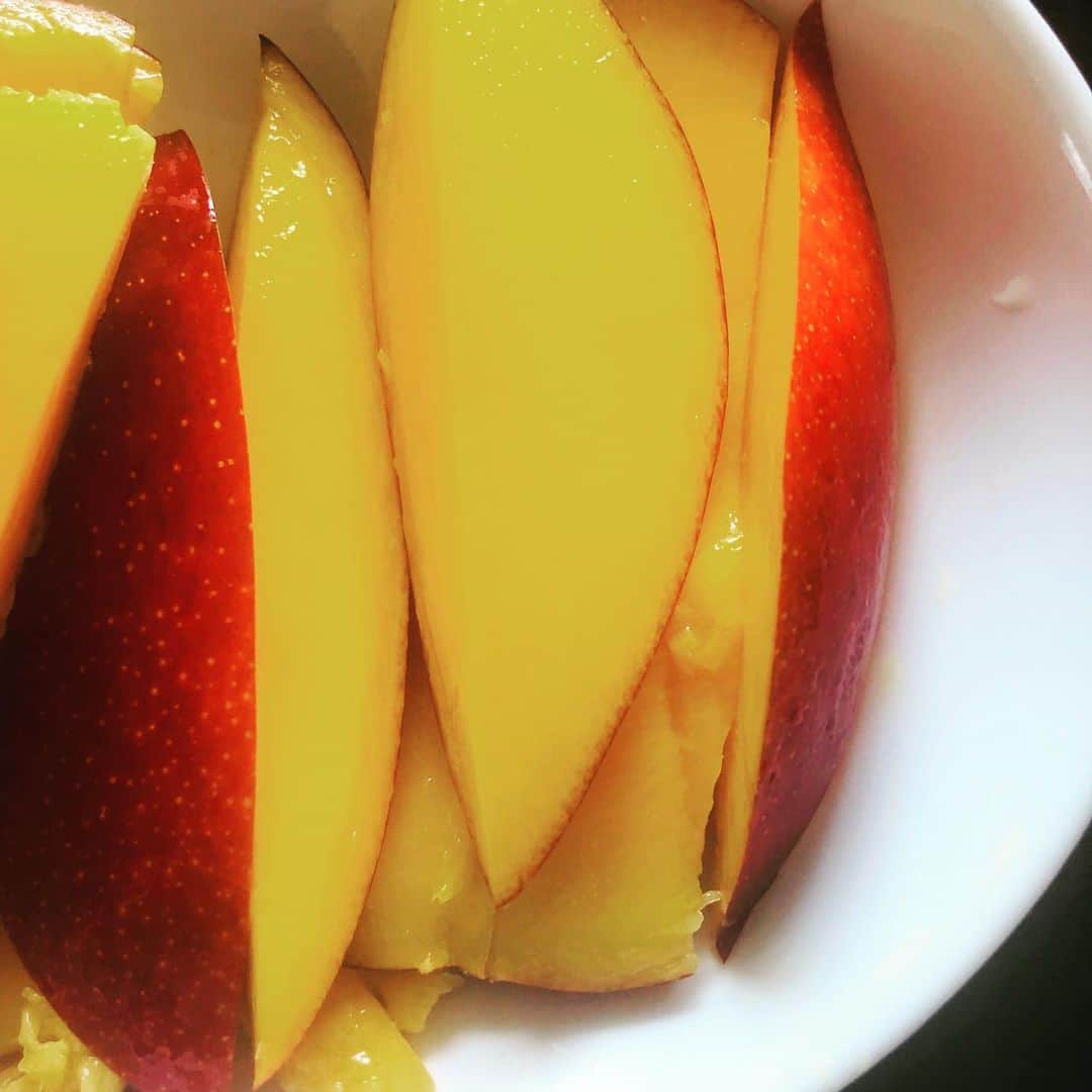 黒木渚さんのインスタグラム写真 - (黒木渚Instagram)「宮崎に帰ったら必ず遊びに行くお友達のスナックから、マンゴーと宮崎セットが届いた。  いや…このマンゴー…美味しすぎて味覚以外の感覚閉じた！  目をつぶってうっとりするほど美味しい。わたしの中のトロピカルが目覚めてしまったよ…  あと、私の好きなべべず。 これを芋焼酎に入れて飲むのが1番美味い！  #宮崎出身　#日向市　#マンゴー　#へべず　#地鶏　#なつみかん　#宮崎帰りたいなー」6月7日 14時07分 - nagisa_kuroki
