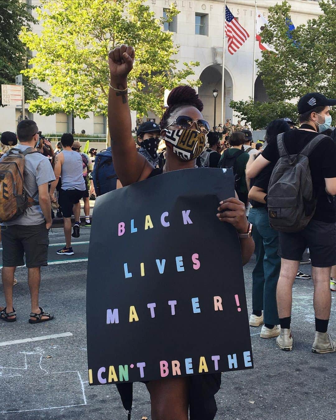 ロス・マーカンドのインスタグラム：「If standing up to injustice is something you truly care about, I want to challenge you...will you pledge to do AT LEAST one of the following... protest, donate, listen, and reflect? We all have blind spots and we all need to educate ourselves... Follow black leaders, seek to understand, call yourself out...just make sure you're doing the work.  It's our duty to unlearn and stop systemic racism NOW.  There is no way forward until we grow and change the systems that have held so many down for centuries. Together, we MUST end the cycle.  #BlackLivesMatter」