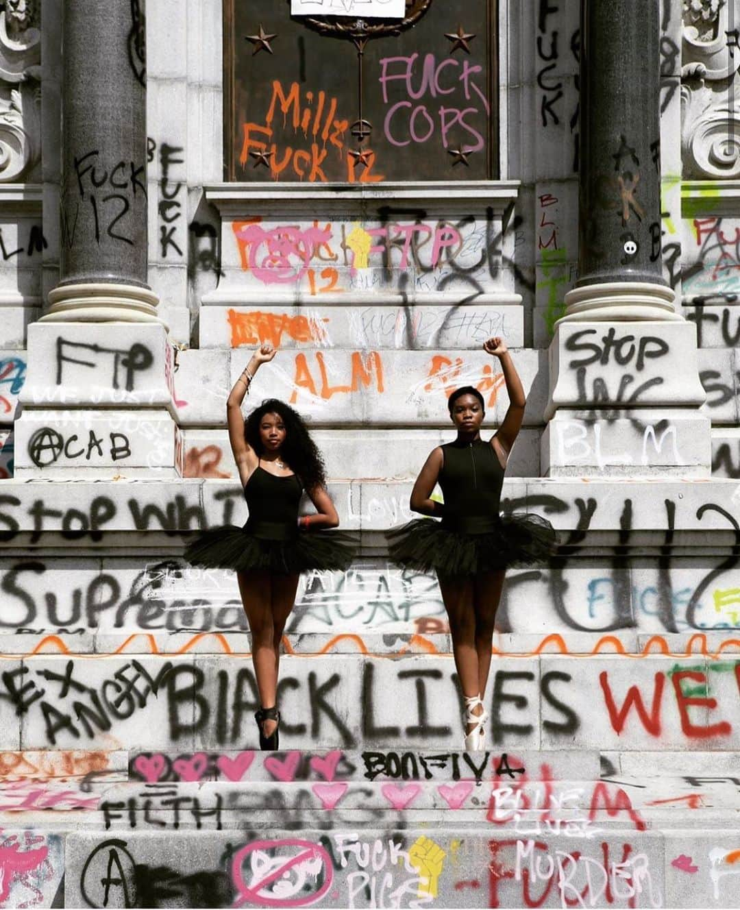 レイチェル・グッドウィンさんのインスタグラム写真 - (レイチェル・グッドウィンInstagram)「Divine destruction. Ballerinas Kennedy George and Ava Holloway both 14 years old pose in front of a monument to Confederate General Robert E. Lee. “ The dance community is all about joy and collaboration and we’re out today to do just that. “We’re moving forward” George said. Via @juliarendleman #blacklivesmatter」6月7日 14時19分 - rachelgoodwinmakeup