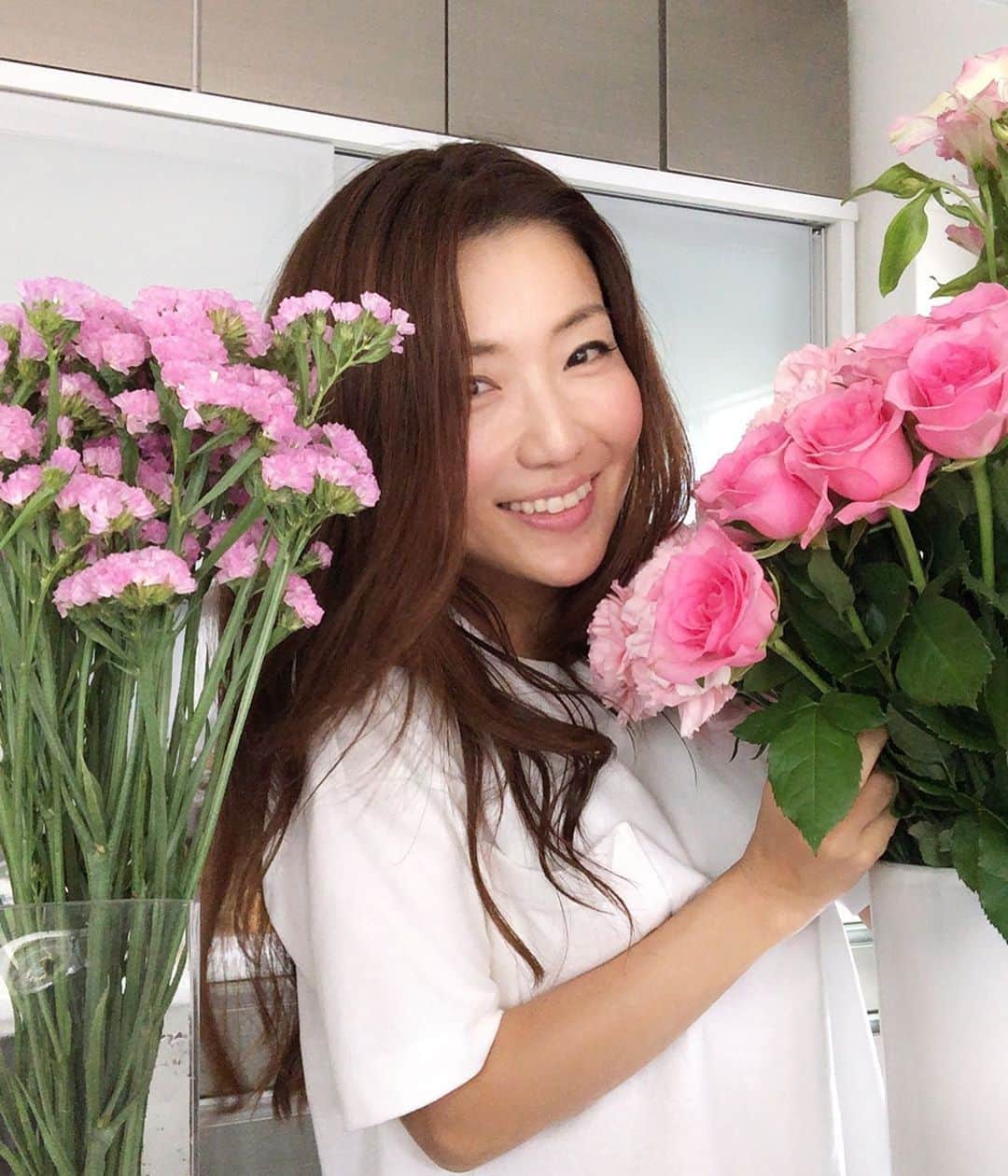 遠近由美子さんのインスタグラム写真 - (遠近由美子Instagram)「お花がいーっぱい届いたから、これから素敵な花器たちに生けるよ☺️ .  やっぱりお花っていいな🌸とっても癒される✨ . .  #花のある生活 #お家時間  #暮らしに花を #lifewithflowers #dkfn  #clayplus」6月7日 14時21分 - yumiko_tochika