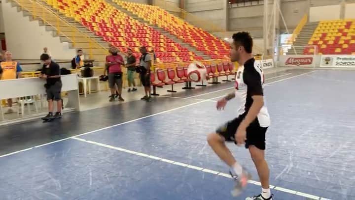 アレッサンドロ・ローザ・ヴィエイラのインスタグラム：「VIDEO- Marque seu parceiro pra fazer um vídeo desse com você! -  Aproveitando pra desejar um feliz aniversário pro nosso capita @rodrigoha - Muita saúde e paz na sua vida!」