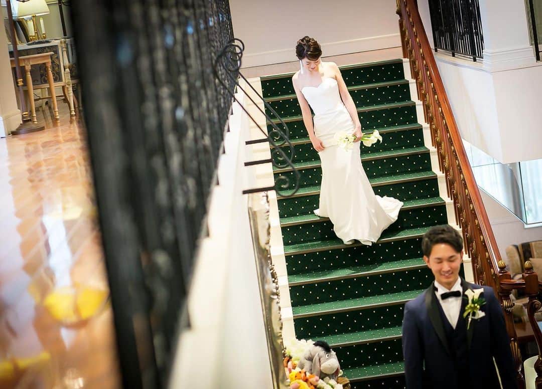 フェアブルーム水戸アメイジングステージさんのインスタグラム写真 - (フェアブルーム水戸アメイジングステージInstagram)「. 花嫁さんになって 初めての瞬間✨ 大好きな人の 晴れ姿を 待ち望むこの瞬間は 一生の宝物✨ ＊ 🌹プロフィール画面の linktr.ee / fairbloom_wedding  より 公式HPやウェディングレポートがすぐにアクセスできます。お時間がございます時にぜひご覧ください！ ＊  #前撮り#ファーストミート#2020秋婚#2020冬婚 #2021春婚 #結婚式アイデア #プレ花嫁#フォトウェディング#ウェルカムグッズ　#花嫁diy #結婚式#卒花嫁レポ#ドレス迷子 #ブライダルフェア#花嫁準備 #ガーデンウェディング #茨城結婚式#オリジナルウェディング #プレ花嫁さんと繋がりたい #全国のプレ花嫁さんとつながりたい #ウェディングドレス#カラードレス #結婚式演出#bridyレポ#marryxoxo #フェアブルーム水戸#フェアブルーム水戸アメイジングステージ #thewonderjourney #ふたりの未来を探す旅」6月7日 23時55分 - fairbloom_wedding