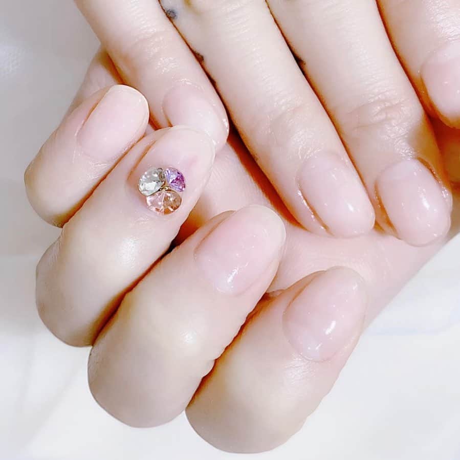 なかやまちえこのインスタグラム：「clear nails. #nail #nails #nailart #ネイル #美甲 #ネイルアート  #japanesenailart #manucure #japanesenails #manicurist #gelnails #أظافر #네일아트 #미용 #vẽmóng #ngườiđẹp  #เพ้นท์เล็บ #искусствоногтя #artedeuñas #เพ้นท์เล็บเจล #ジェルネイルデザイン #ネイルデザイン #senikuku #nagelkunst  #クリアジェル #クリアネイル #clearnails #ストーンネイル #シンプルネイル #simplenails」