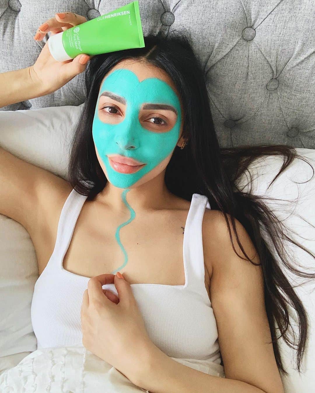 sananasのインスタグラム：「Sponsorisé  Just love💚🎈L’un des derniers produits de chez @Olehenriksen que j’ai découvert il y a quelques mois et autant vous dire que j’étais passée à côté d’une pépite 🧪Vous l’avez certainement remarqué mais avec le port du masque 😷la peau est beaucoup plus grasse que d’habitude c’est un fait ... C’est “normal” étant donné que notre peau ne respire pas en dessous, la transpiration n’est pas évacuée et les pores sont donc bouchés😖Si vous constatez des changements au niveau de votre peau c’est certainement dû au masque. Personnellement je le porte quand même car la santé et la sécurité avant tout et toujours 🙏🏻En revanche, j’utilise plus fréquemment des produits de ce type pour purifier et désincruster mes pores sinon c’est la cata. Si vous recherchez un soin pour prévenir de ces effets c’est clairement le COLD PLUNGE PORE MASK que je vous recommande, il est vraiment efficace. Il aide à contrôler le sébum toute la journée en purifiant et rafraîchissant la peau. Les pores sont instantanément réduits et en plus il lisse la texture de la peau grâce à ses AHA et BHA qui sont des acides de fruits👍🏻 C’est un petit trésor ce masque, sans parler de sa couleur OMG 😍Il est tellement instagrammable je n’ai pas pu m’en empêcher 👀 Toute la gamme Balance (gamme verte 💚) de chez OLE cible les peaux qui ont ce genre de problème mais rien ne vous empêche de mixer avec les autres gammes : ORANGE 🍊 pour raffermir et illuminer la peau, BLEU 💙 pour “resurfacer” la peau (elle cible la texture comme les rides, taches, pores ...) et la gamme BLANCHE 🤍 qui va avoir un effet anti-age +++ ! Je vous parle de cette marque depuis tellement longtemps, j’achetais mes produits quand j’allais aux USA donc imaginez ma joie maintenant qu’ils sont dispo en exclu chez @SephoraFrance 🇫🇷 Yayyy ! Vous avez testé la marque ou pas encore ? Quel(s) produit(s) vous donne envie ? Dites-moi tout 😃  #OleGlow #SephoraLovesOleHenriksen #OleHenriksen # PostSponsoriseParOleHenriksen」