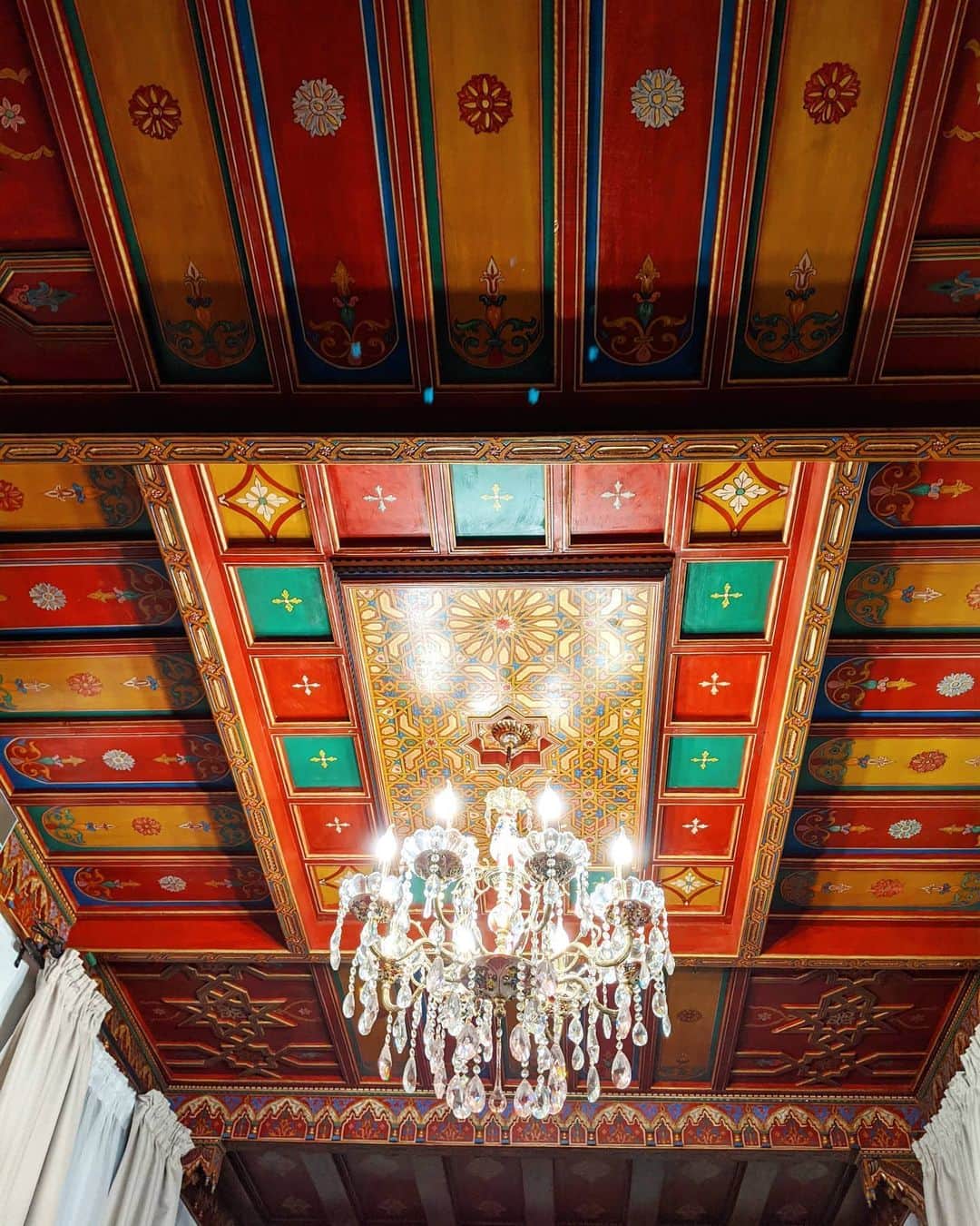 のインスタグラム：「リアドの天井。 Riad's ceiling. #memoriesofmorocco  #travelingalone #riad」