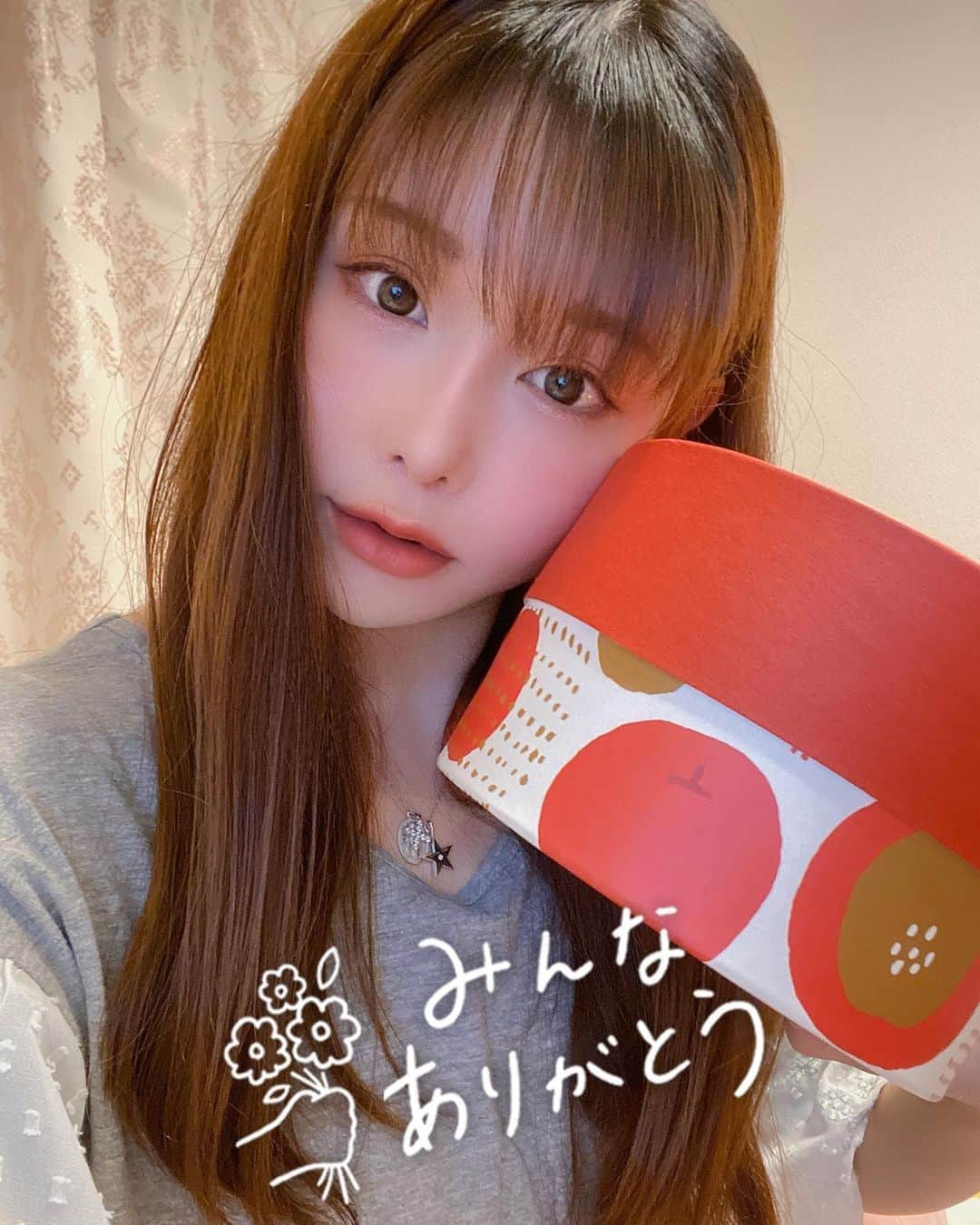 利咲のインスタグラム：「りんごのバウムクーヘン🍎 頂きました❤︎ 開けて驚き！パッケージから中までりんごデザインでめちゃかわいいですね💖 こちらは石川県にある明月堂さんのアップルクーヘンです。 @minori_meigetsudo   コロナの影響で大変な飲食店さんをみんなで応援し合っていきたい〜 テレビでも紹介されて大人気になってるみたいです。 焼き菓子でちゃんとパッケージされていて賞味期限も長めなので ぜひぜひおうち時間やプレゼントに頼んでみて下さい✨  #明月堂 #meigetsudo #minori #アップルクーヘン #バウムクーヘン #バームクーヘン #石川県 #石川県小松市 #おうち時間 #cake #コロナ支援 #とくダネ #りんごのバウムクーヘン #りんごのバームクーヘン #りんご #🍎 #国産りんご #はじまりのりんご #メイク薄いのに勝手に盛れるアプリに感謝w」
