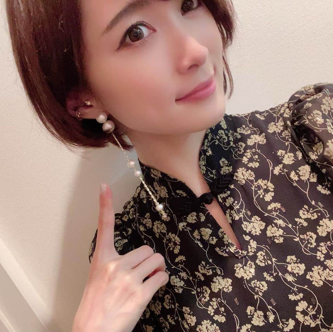 のインスタグラム：「美里さん @misato_ichiki にめちゃくちゃ好みなピアスをいただきましたの😍😍😍 ゴールド×パール×揺れ✨素晴らし✨ いっぱいつけますありがとうございます❤︎ @urstarry_official ・ ・ #ピアス #earrings #派手ピアス好き」