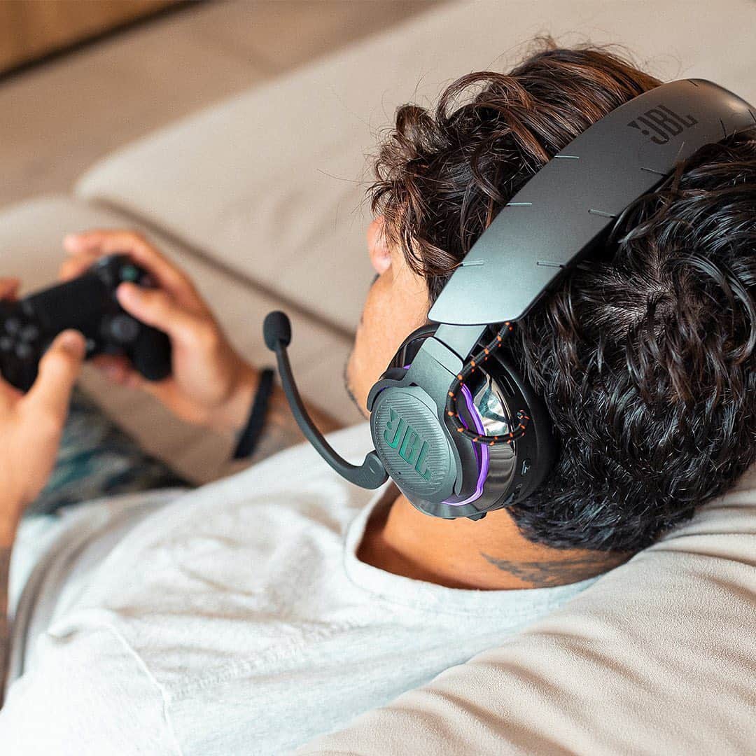 ガブリエル・メディーナのインスタグラム：「Quais jogos vocês curtem? 🎧🎮 ll Let’s play? 🎧🕹 Valeu @jbl_brasil pelo novo headset #JBLQuatum !  #JBLBrasil」