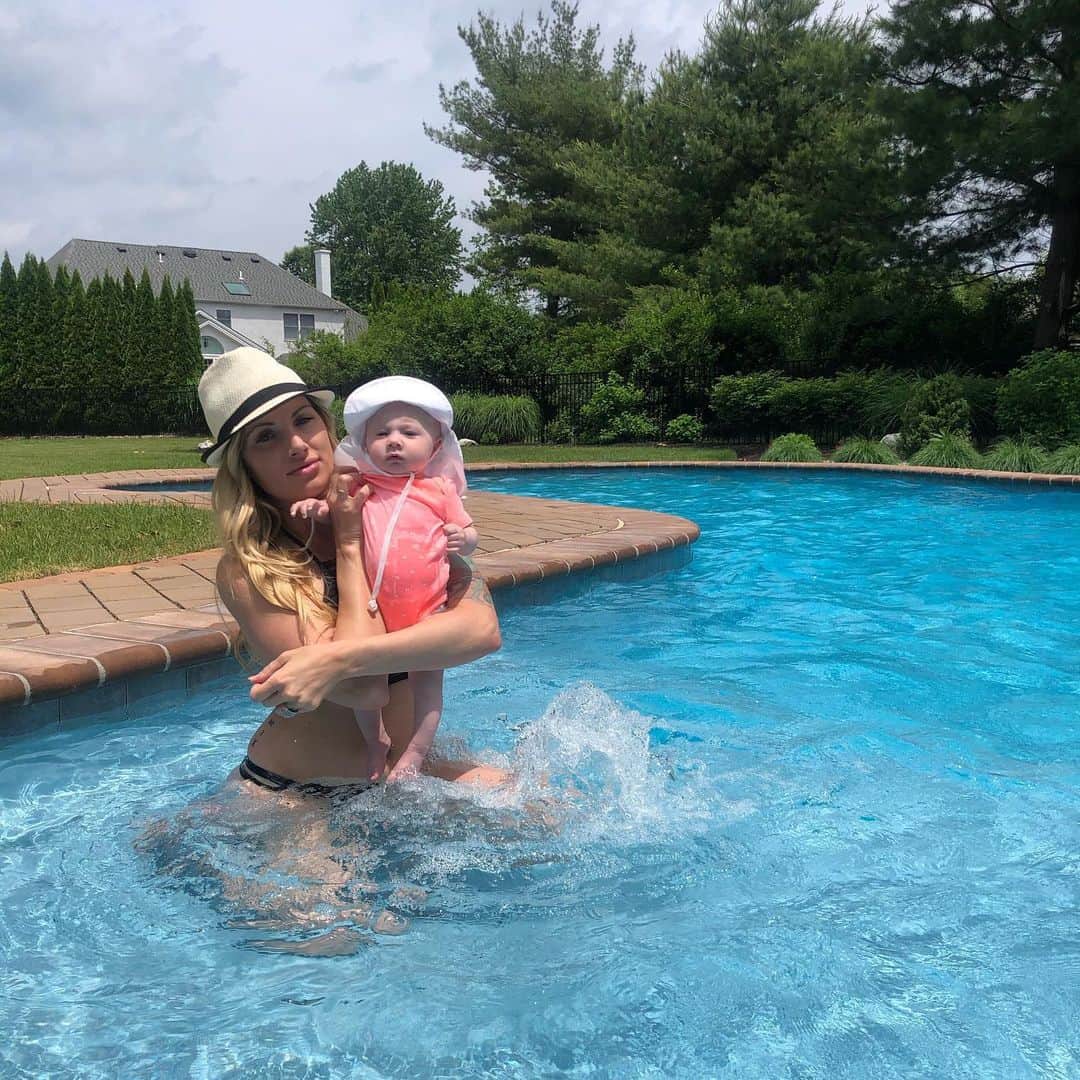 ティーガン・プレスリーのインスタグラム：「Pool day with multiple babes 💙 📸: @skinsavior」