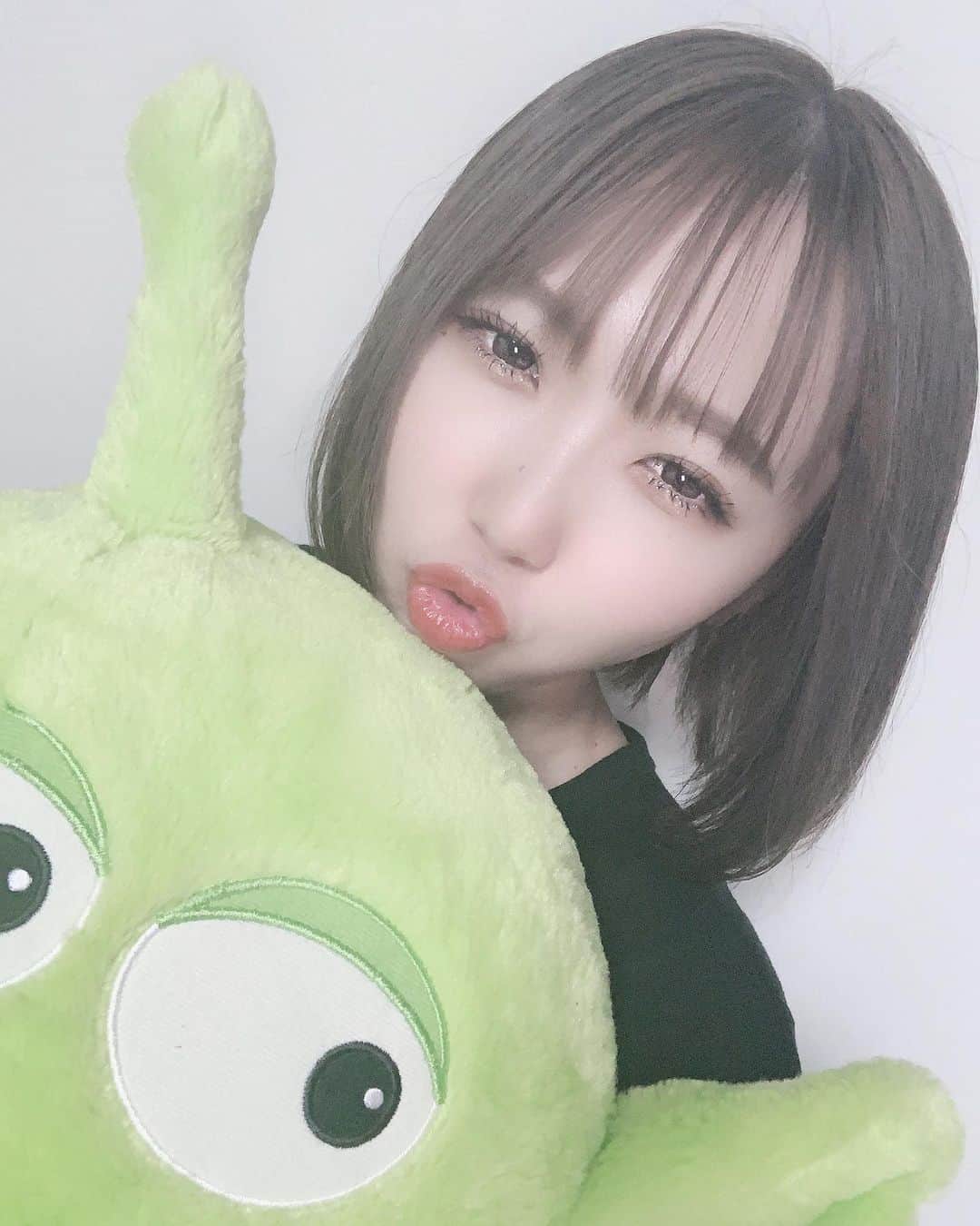 桑名利瑠のインスタグラム：「. . . 💋💋💋 . おやすみ。 . . . #followｍe #followforfollowback #instafashion #l4l #instagood #instalike #instapic #makeup #make #photooftheday #photo #selfie #selca #部屋着 #おやすみなさい #ショートボブ #グレージュ #おうち時間 #おうちで過ごそう #stayhome #style #me #today #화장품 #아이돌 #모델 #패션 #오사카 #code #ラフ」