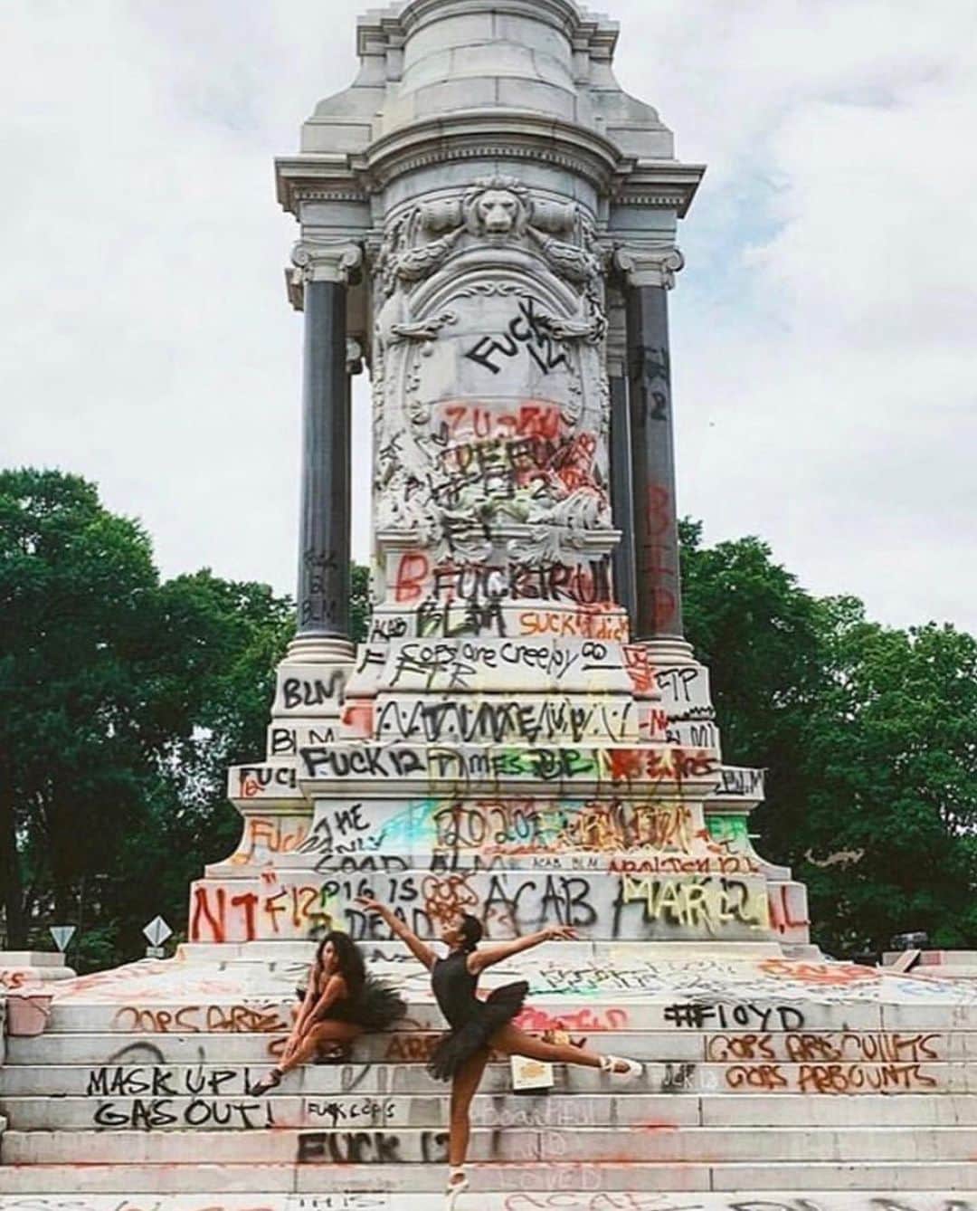 イマン・アブドゥルマジドさんのインスタグラム写真 - (イマン・アブドゥルマジドInstagram)「Ballerinas Kennedy George, 14, and Ava Halloway, 14, in front of monument of Confederate General Robert E. Lee in Richmond after Virginia Governor Ralph Northam ordered its removal.  Photo @juliarendleman #BlackLivesMatter #SocialJustice」6月8日 0時31分 - the_real_iman