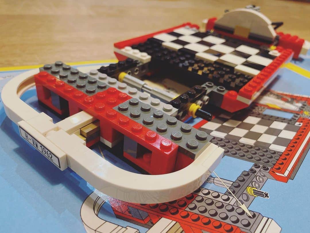 石川龍のインスタグラム：「26/115工程までできた！土台ができた！  #レゴ #lego #フォルクスワーゲン #volkswagen #legocreators」