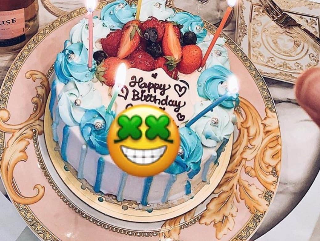 GENKINGさんのインスタグラム写真 - (GENKINGInstagram)「4年目の誕生日🎂 今年はコロナで派手なケーキも用意出来なくて、4年も経つとドキドキ感も無くなってくるけど、そんな平凡な関係の今が平和で1番幸せを感じてるし感謝してる‼️ しかし振り返ると色んな事があったな😂 いつもありがとう❤️ #happybirthdaydarling」6月8日 0時44分 - _genking_