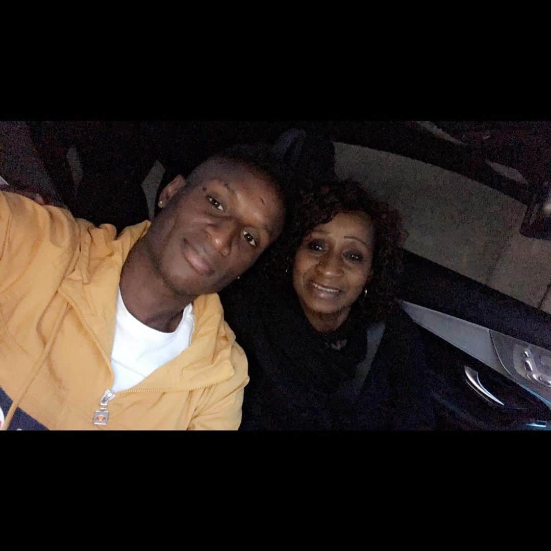 ブナ・サールのインスタグラム：「Happy Mother Day ! 🌷👩‍👦💘 Loooove Mom ♾🤞🏾」
