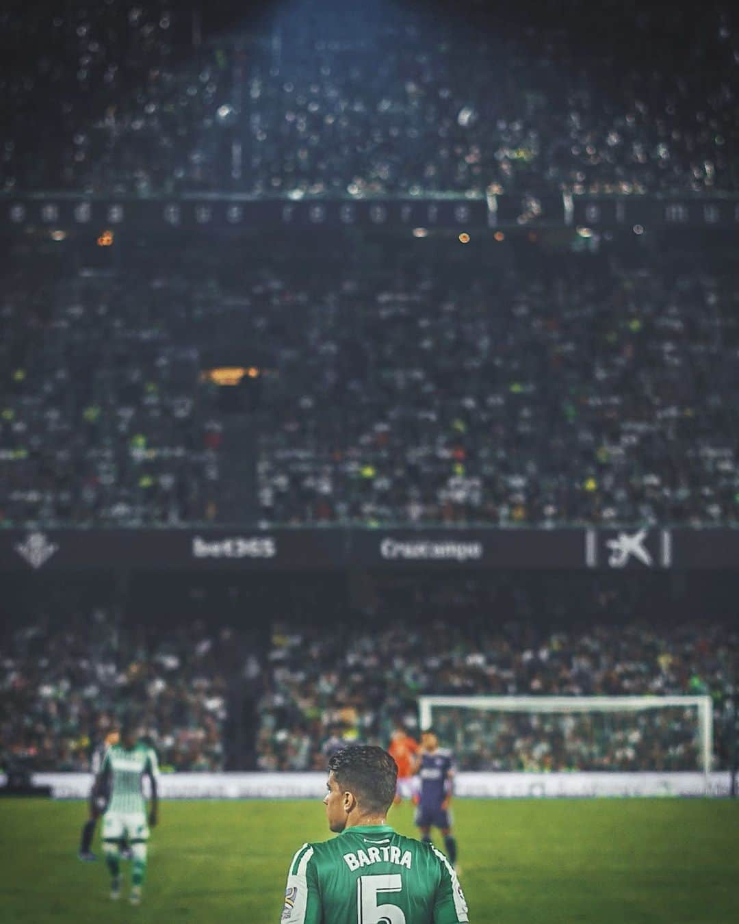 マルク・バルトラのインスタグラム：「¿¿Quién tiene ganas de fútbol??⏳ Sin las gradas llenas no será lo mismo, pero ojalá os hagamos vibrar allí dónde estéis. Vamos equipo, vamos @realbetisbalompie ! 💪🏼💚#MushoBetis #LaLiga」